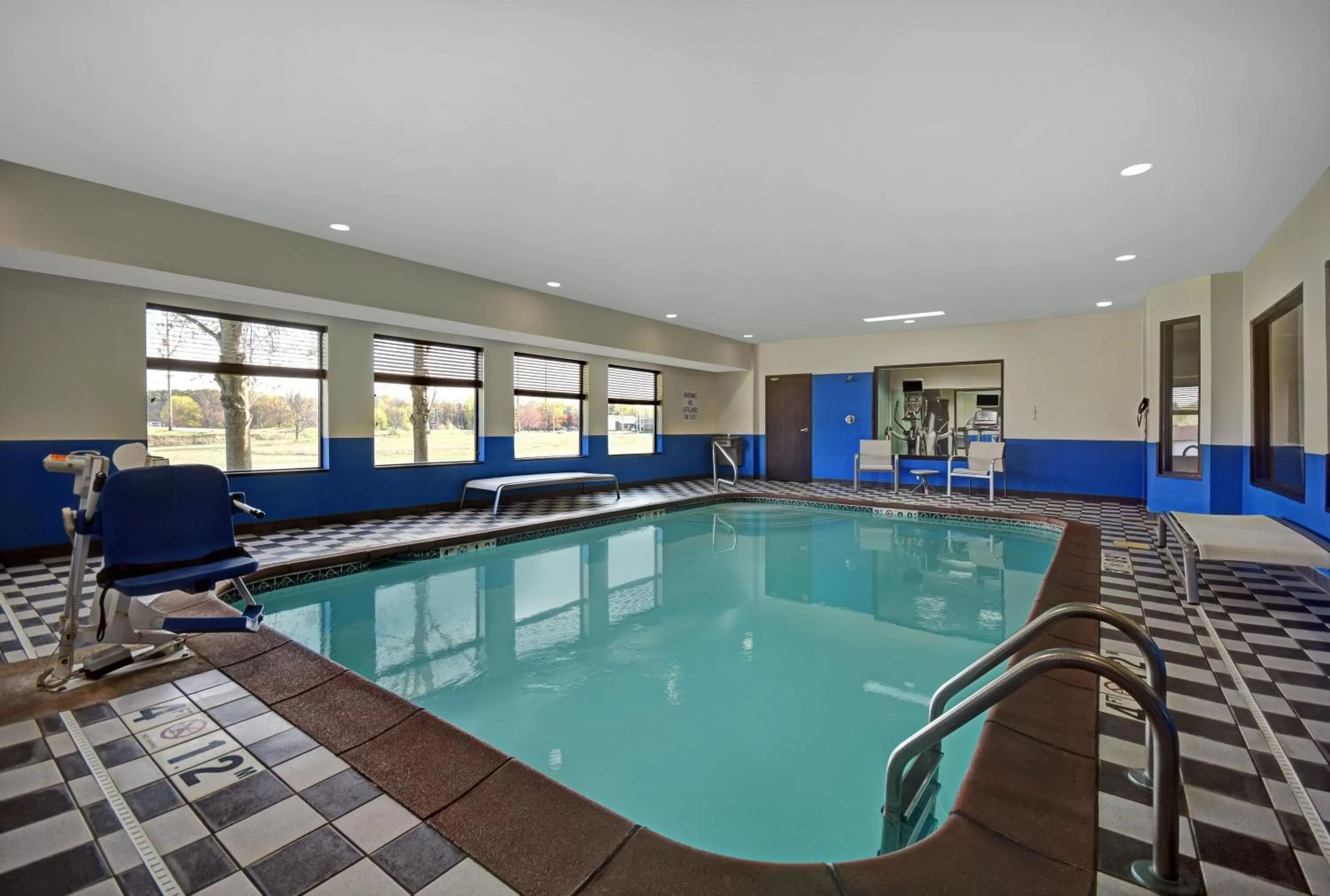 Swimming pool in Holiday Inn Express Marshall by IHG