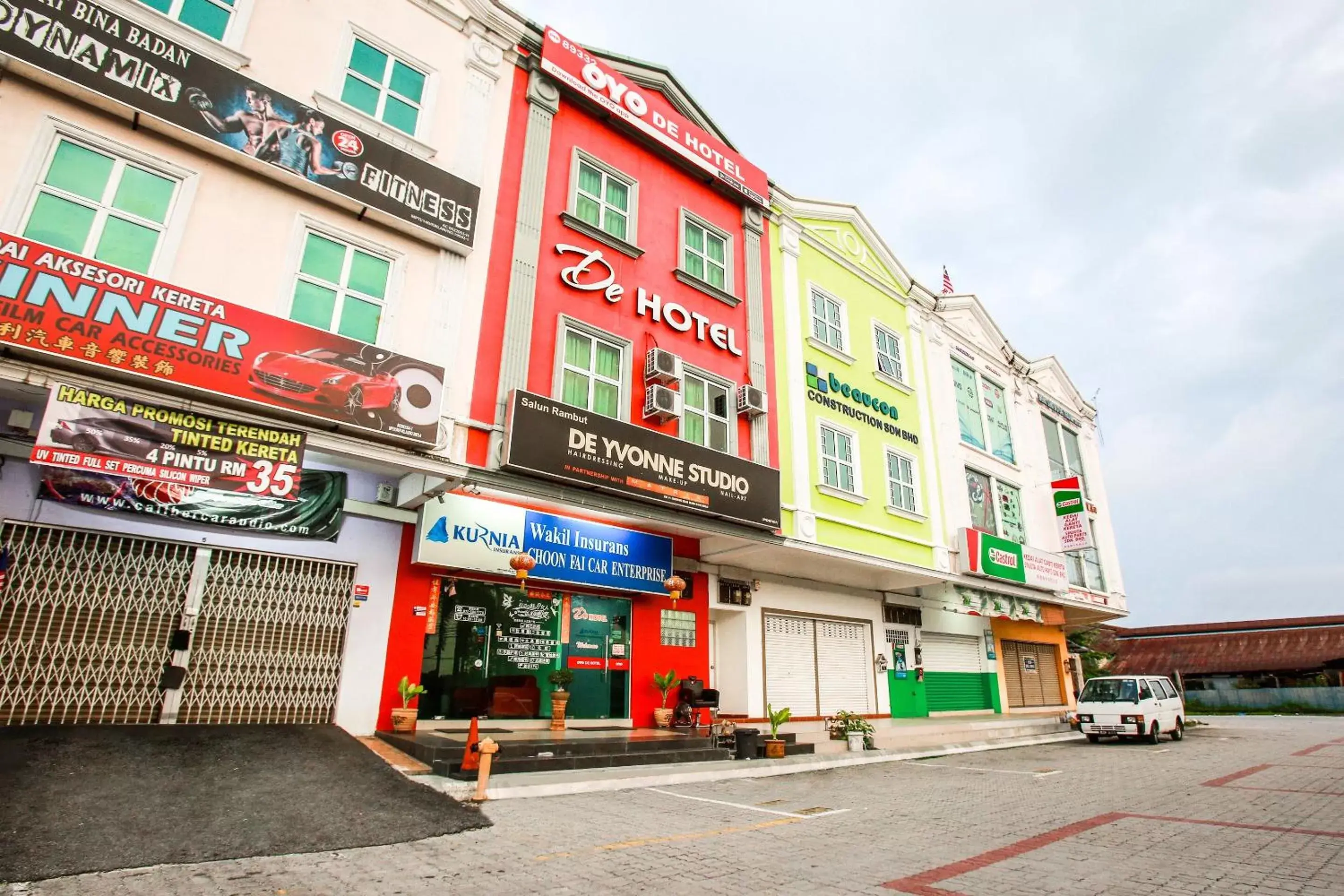 Facade/entrance, Property Building in OYO 89332 De Hotel