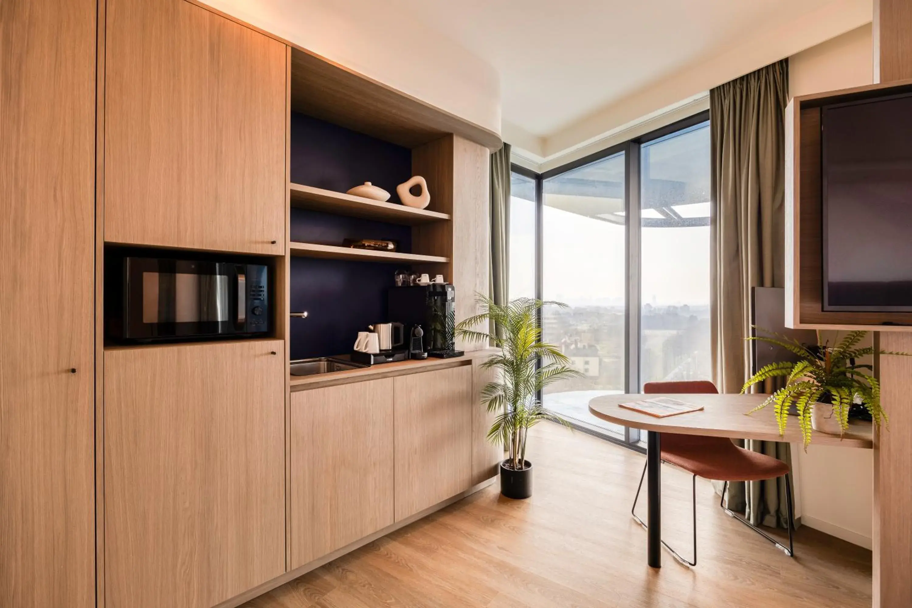 kitchen, TV/Entertainment Center in voco Brussels City North, an IHG Hotel