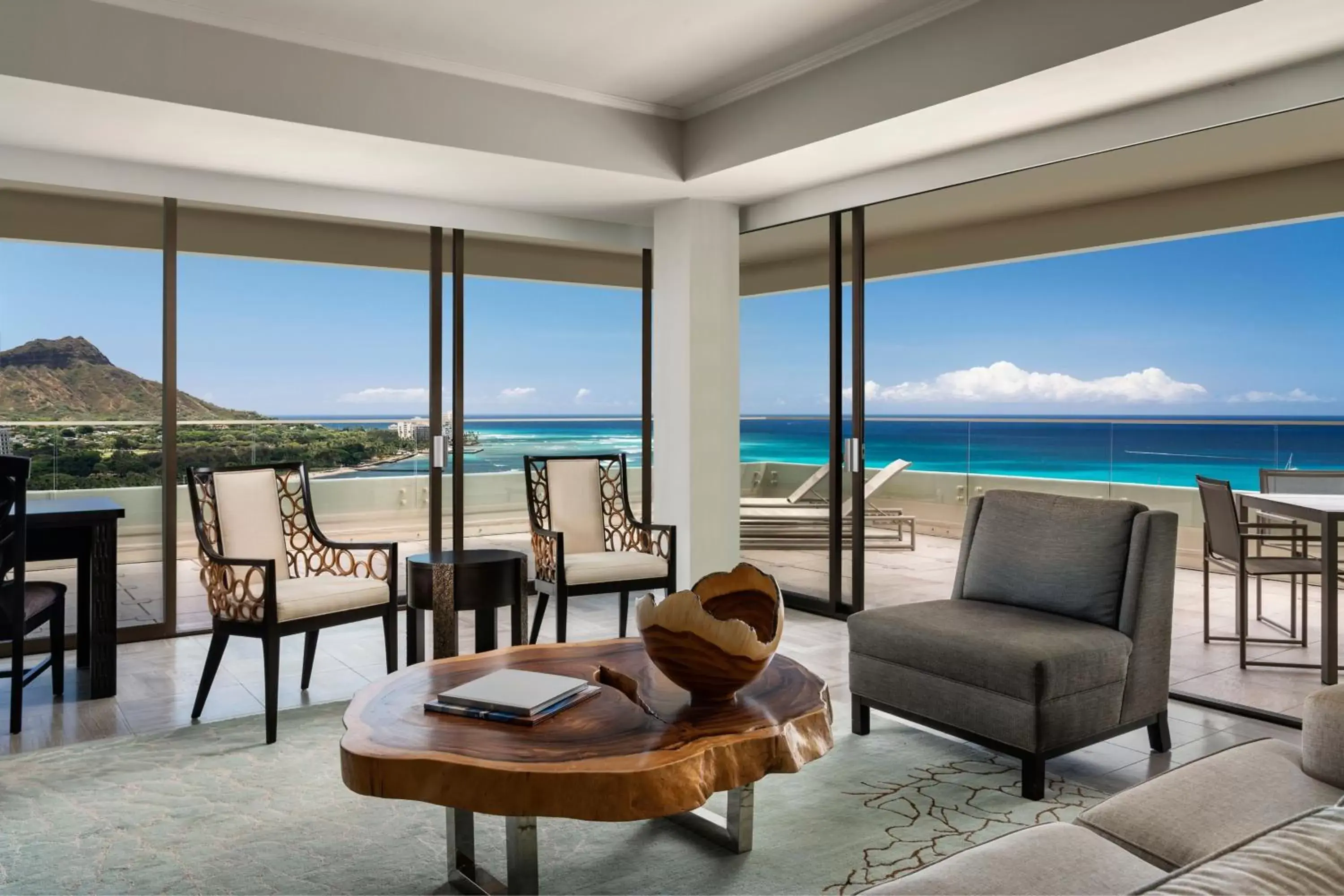 Living room in Moana Surfrider, A Westin Resort & Spa, Waikiki Beach