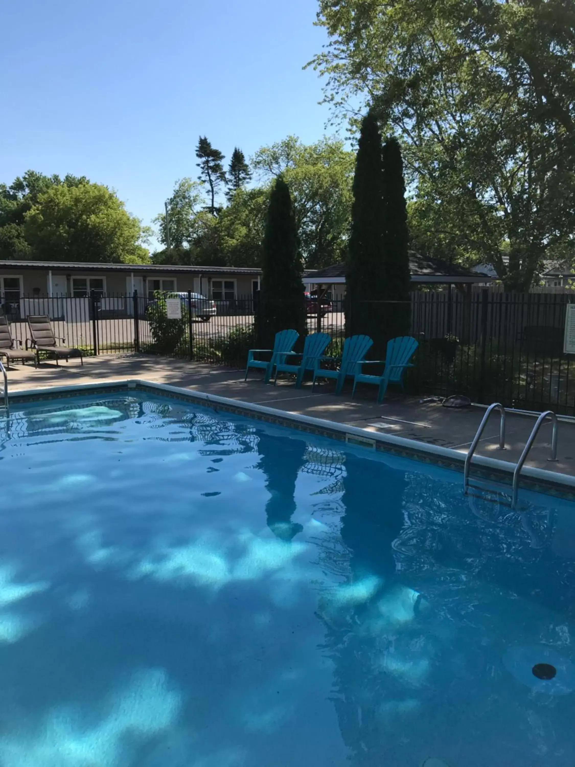Swimming Pool in Lakeview Motel