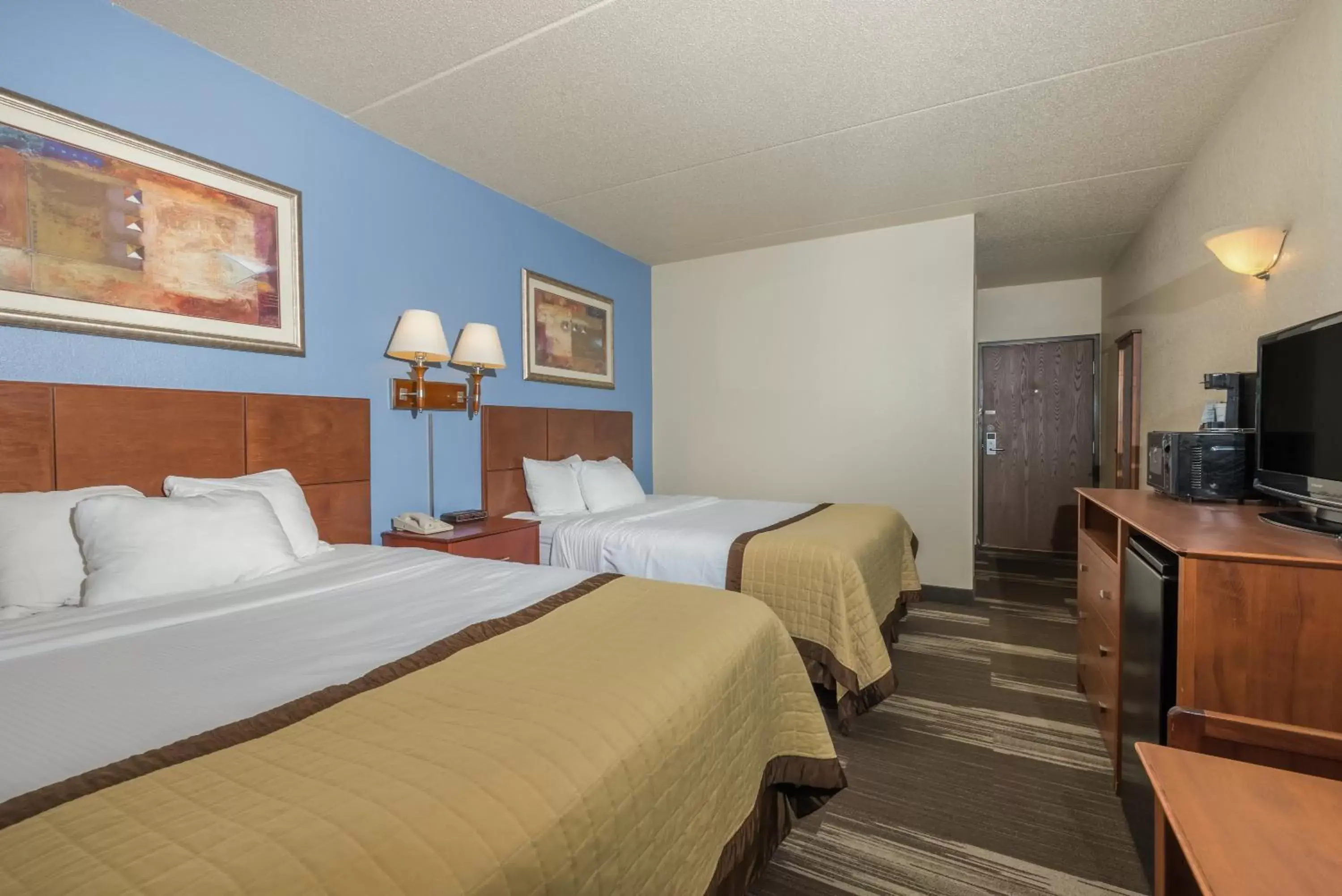 Photo of the whole room, Bed in Ramada by Wyndham Fargo