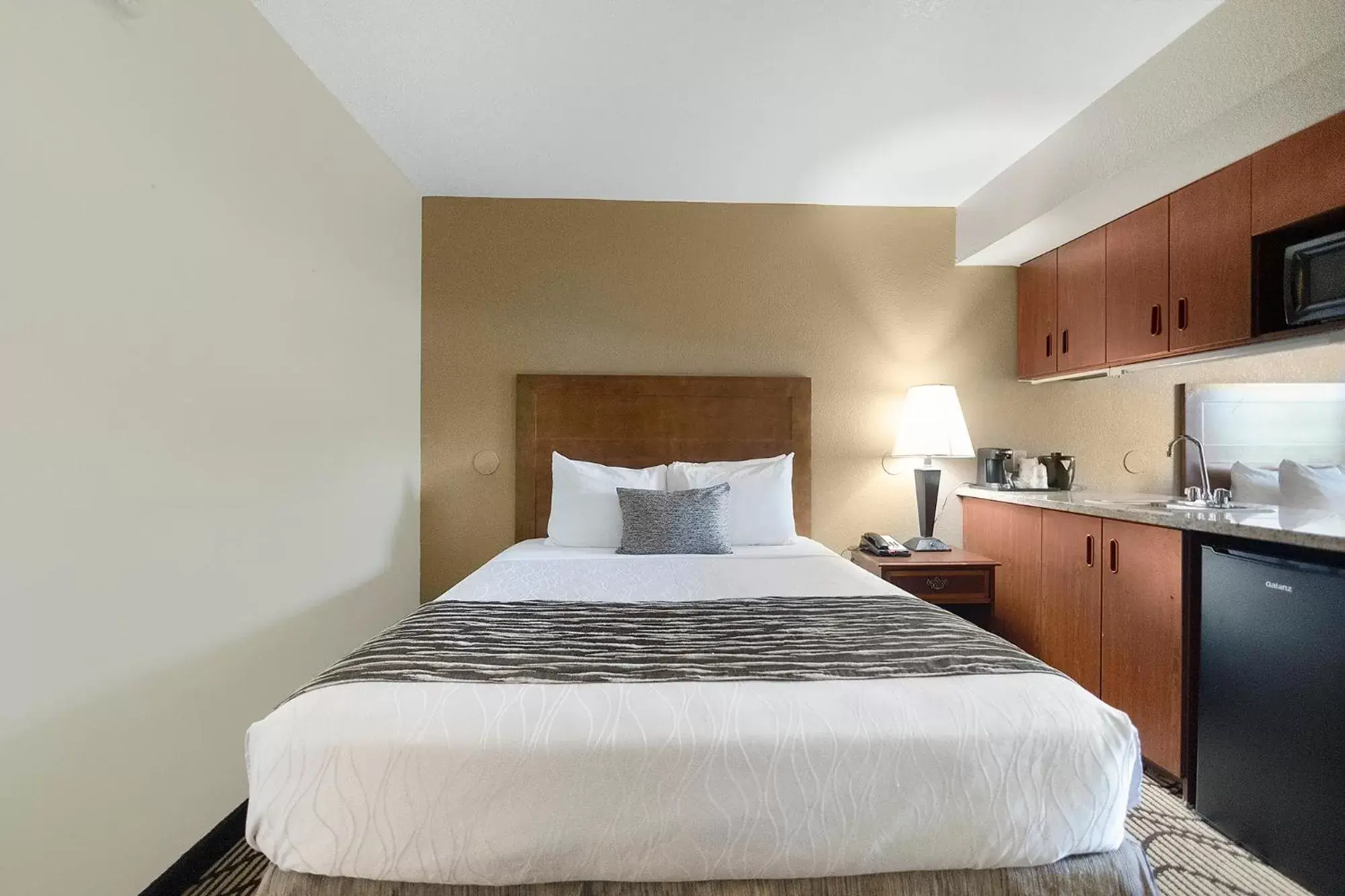 Bed in SureStay Plus Hotel by Best Western Rocklin