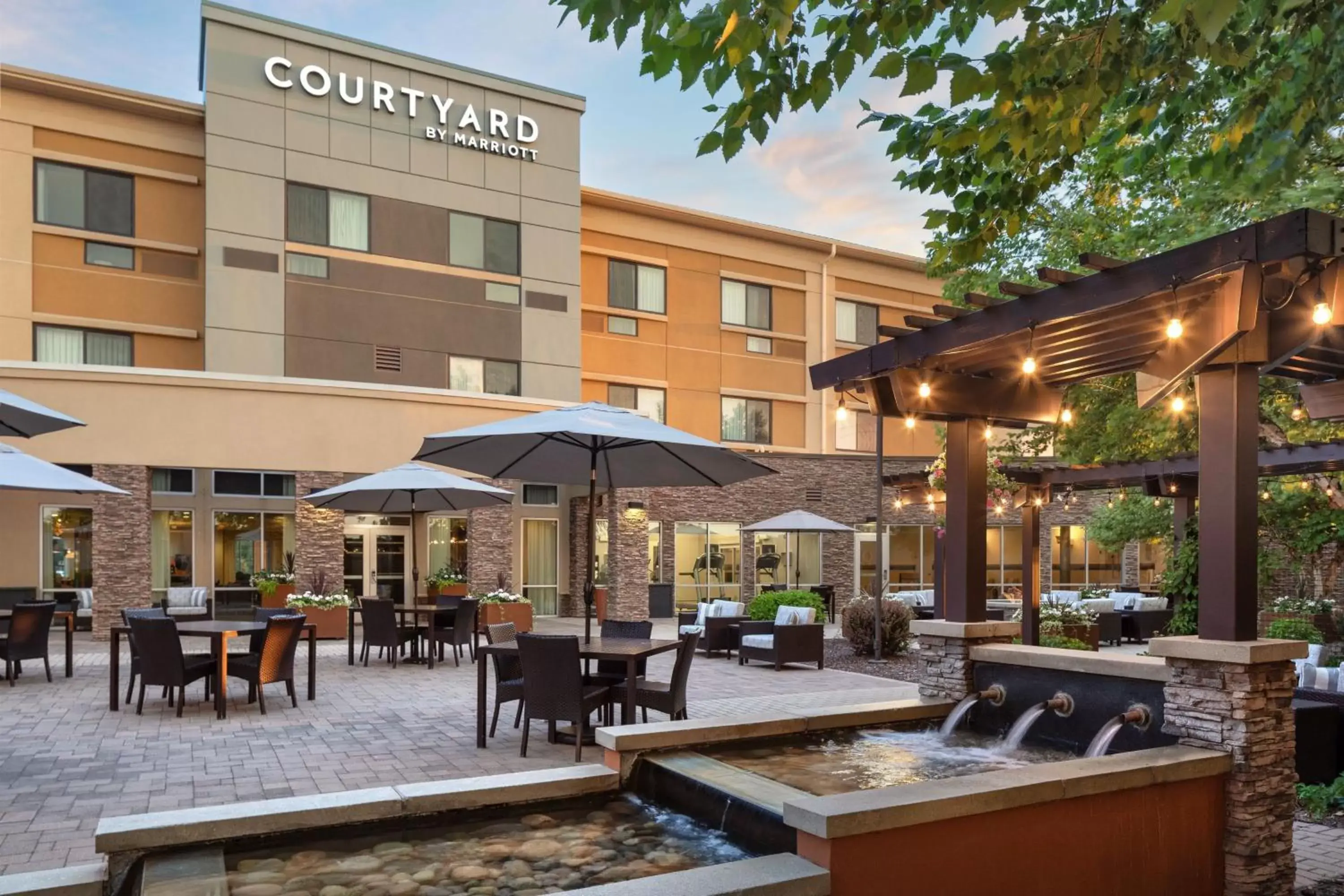Property building, Restaurant/Places to Eat in Courtyard Mankato Hotel & Event Center