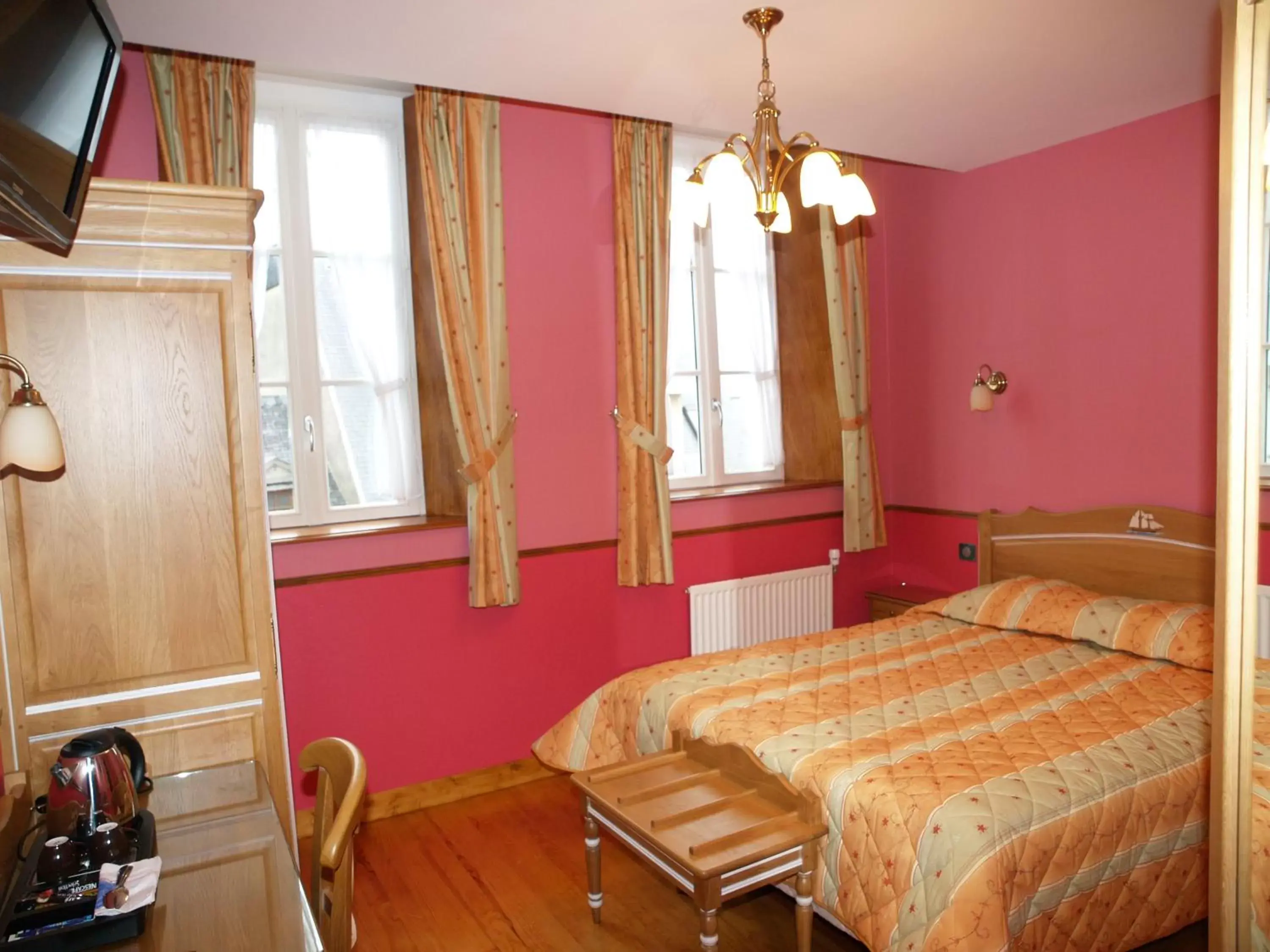 Photo of the whole room, Bed in Hôtel De Calais