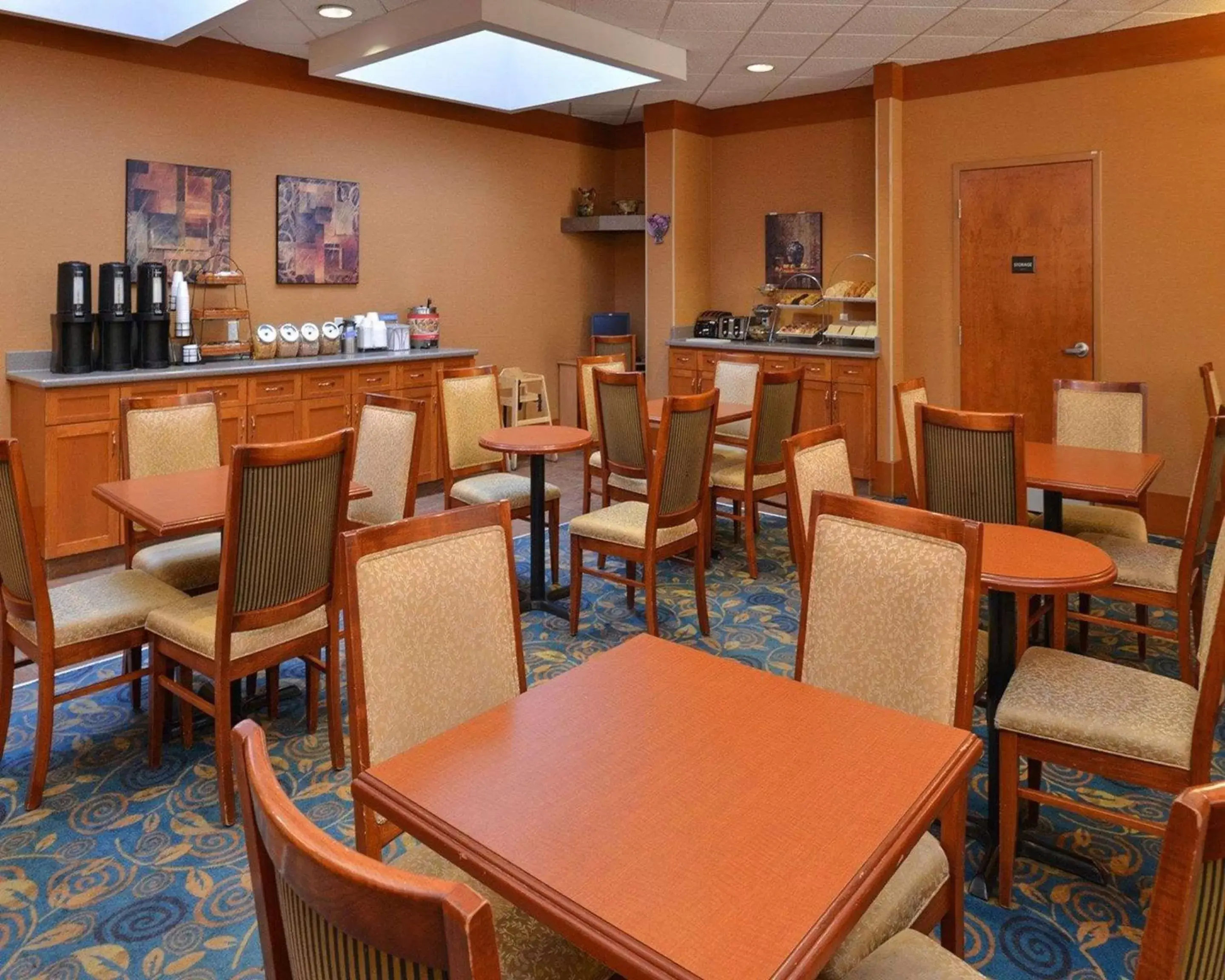 Restaurant/Places to Eat in Econo Lodge Inn & Suites University