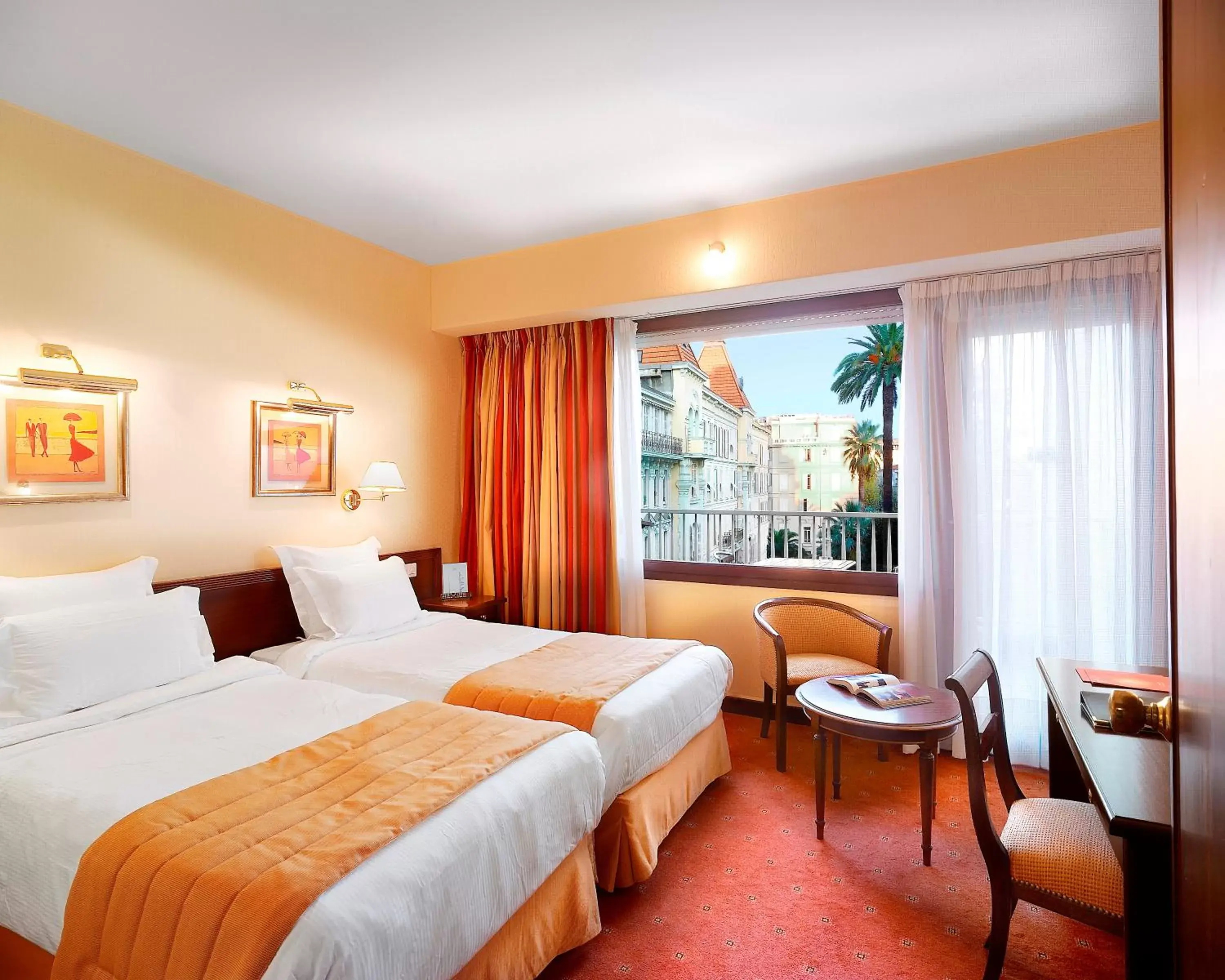 Bed in Splendid Hotel & Spa Nice