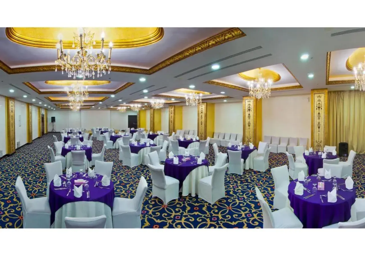 Meeting/conference room, Restaurant/Places to Eat in Golden Tulip Qasr Al Nasiriah