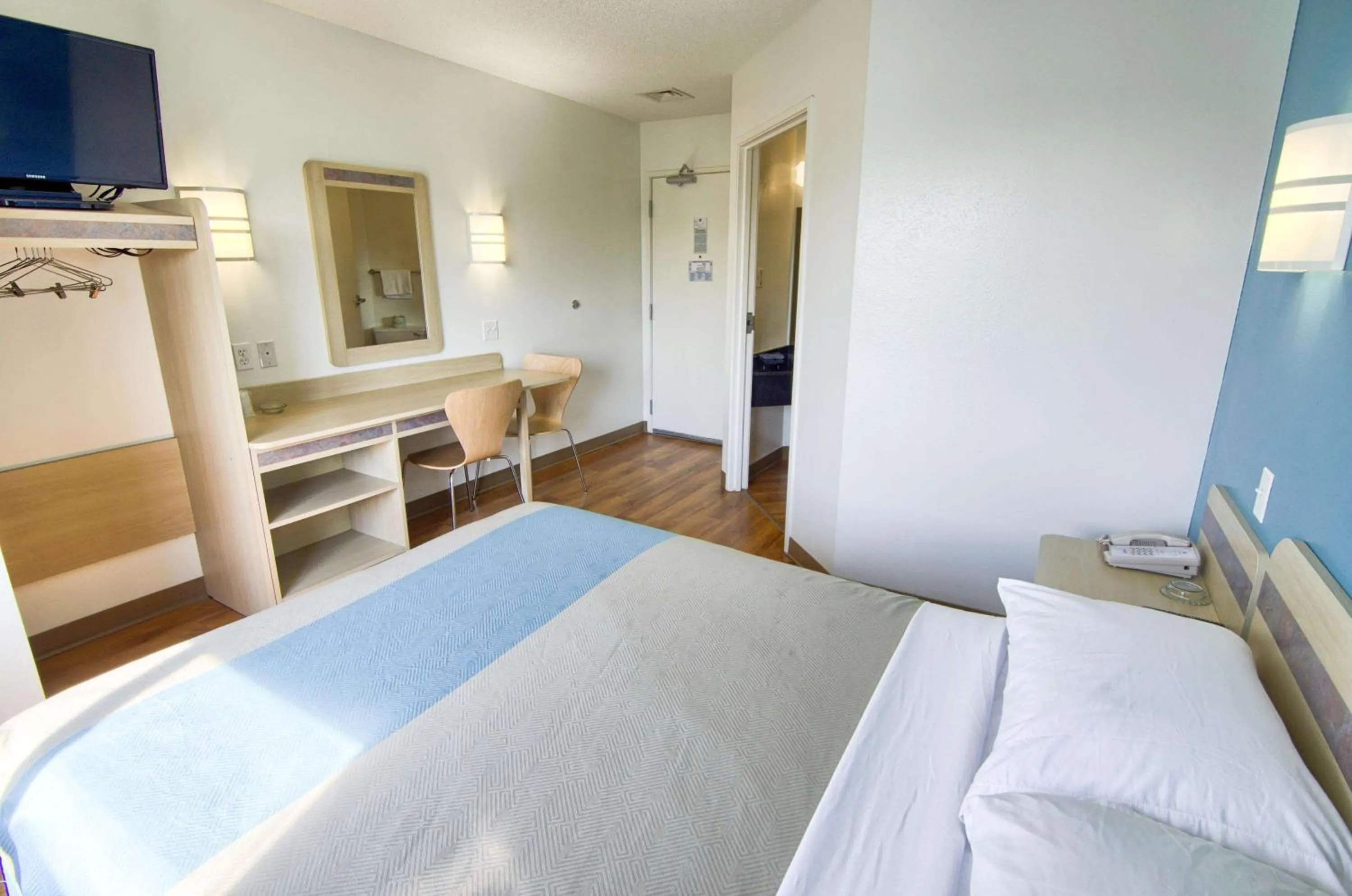 TV and multimedia, Bed in Motel 6-Portsmouth, NH