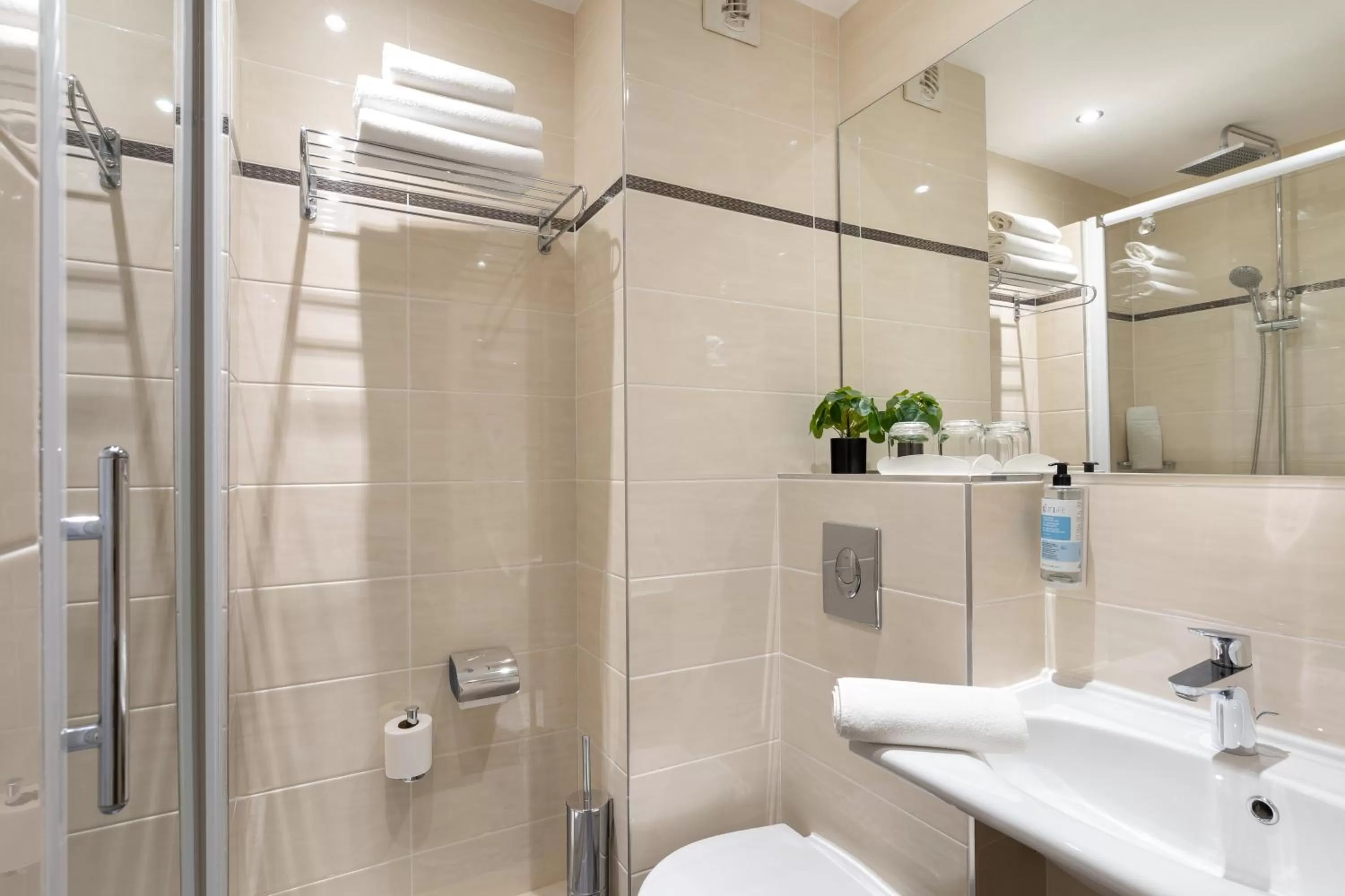 Bathroom in Hôtel Chromatics & Restaurant Hill Club by HappyCulture