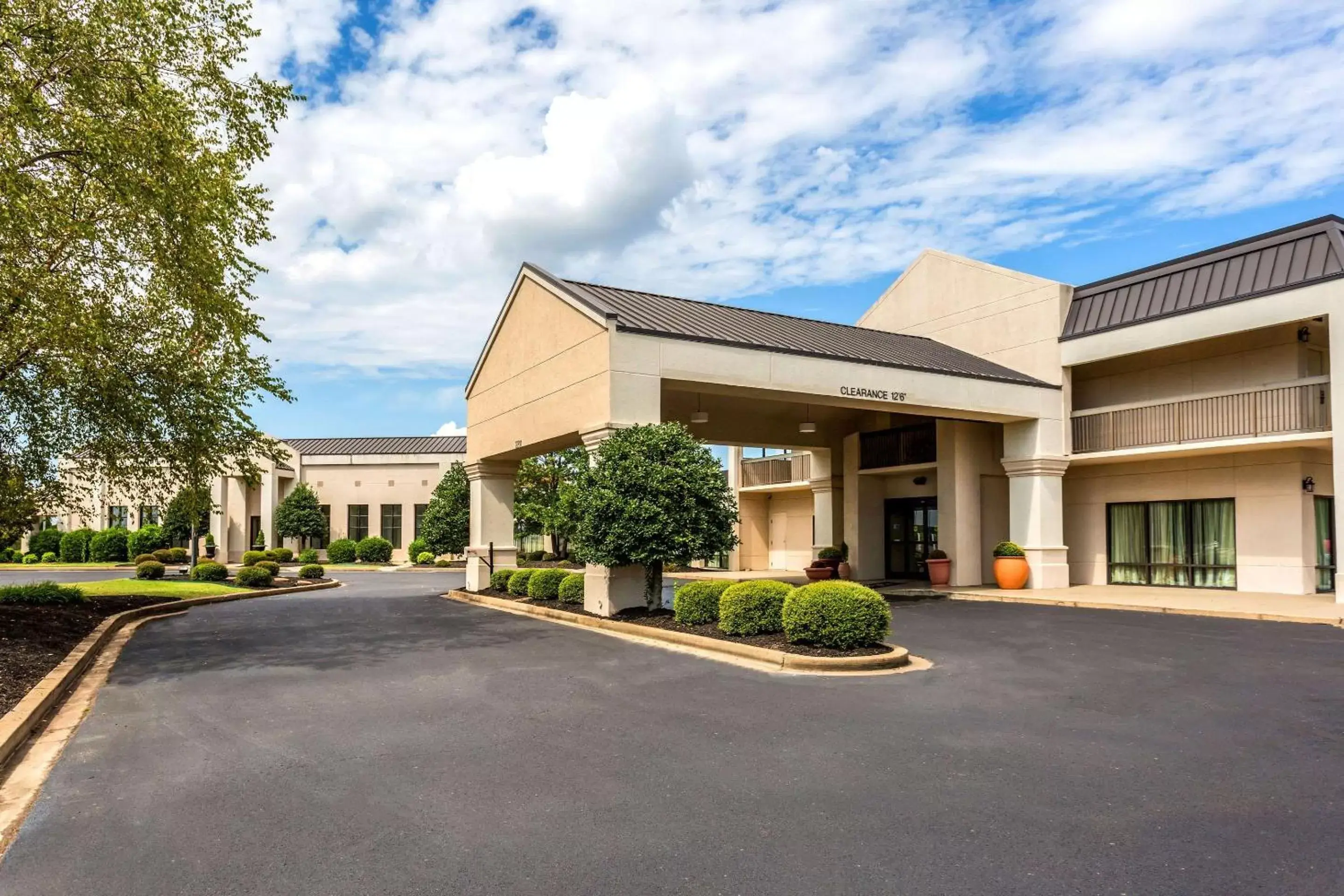 Property building in Quality Inn Union City US 51