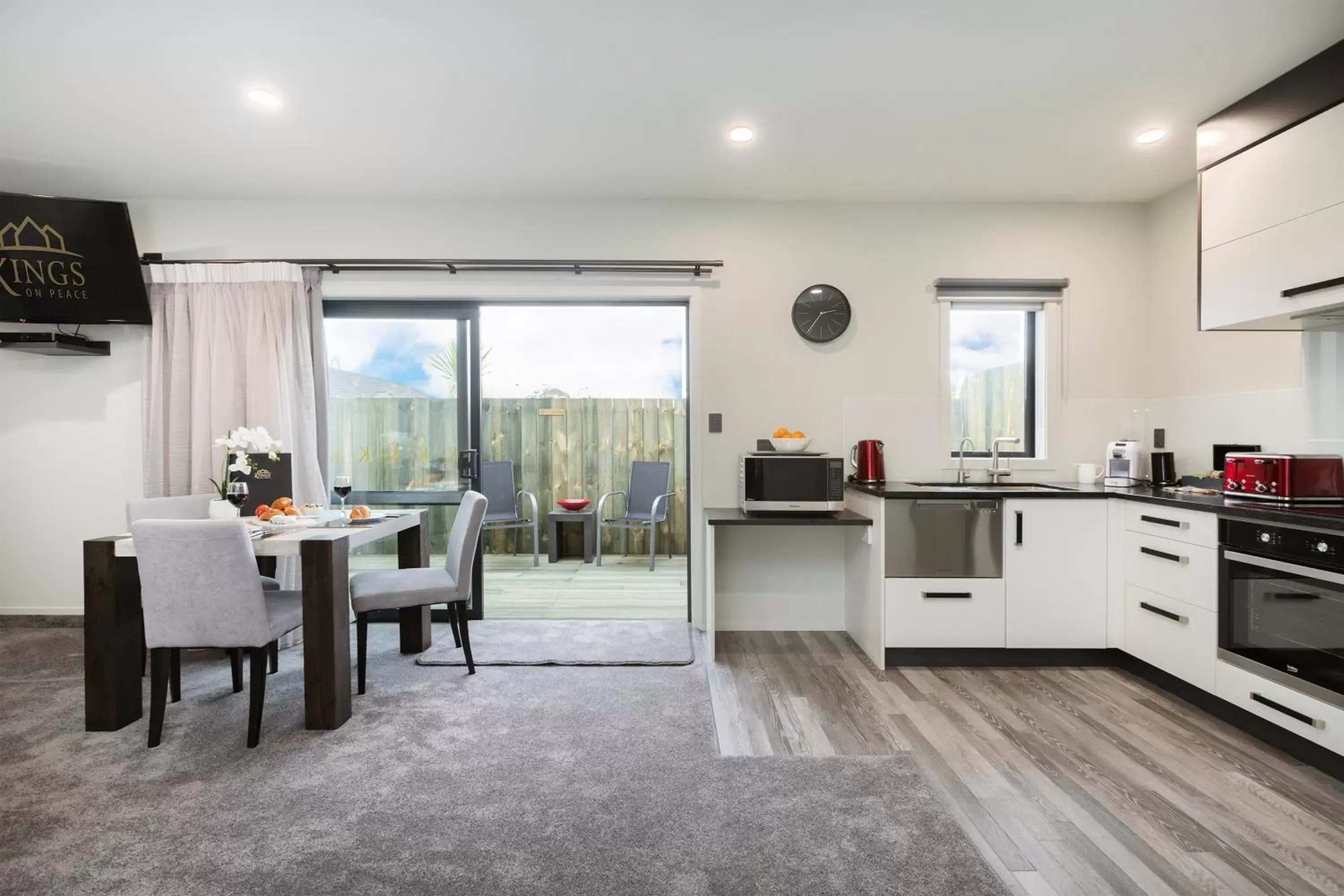 Dining area in Kings On Peace Dining area in Kings On Peace