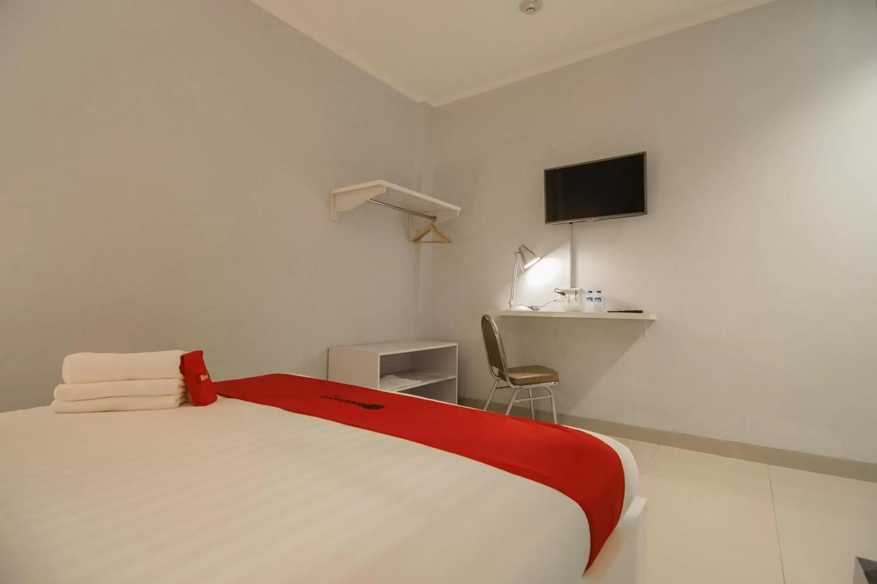 Bedroom, Bed in RedDoorz Plus near Soekarno Hatta Airport 2