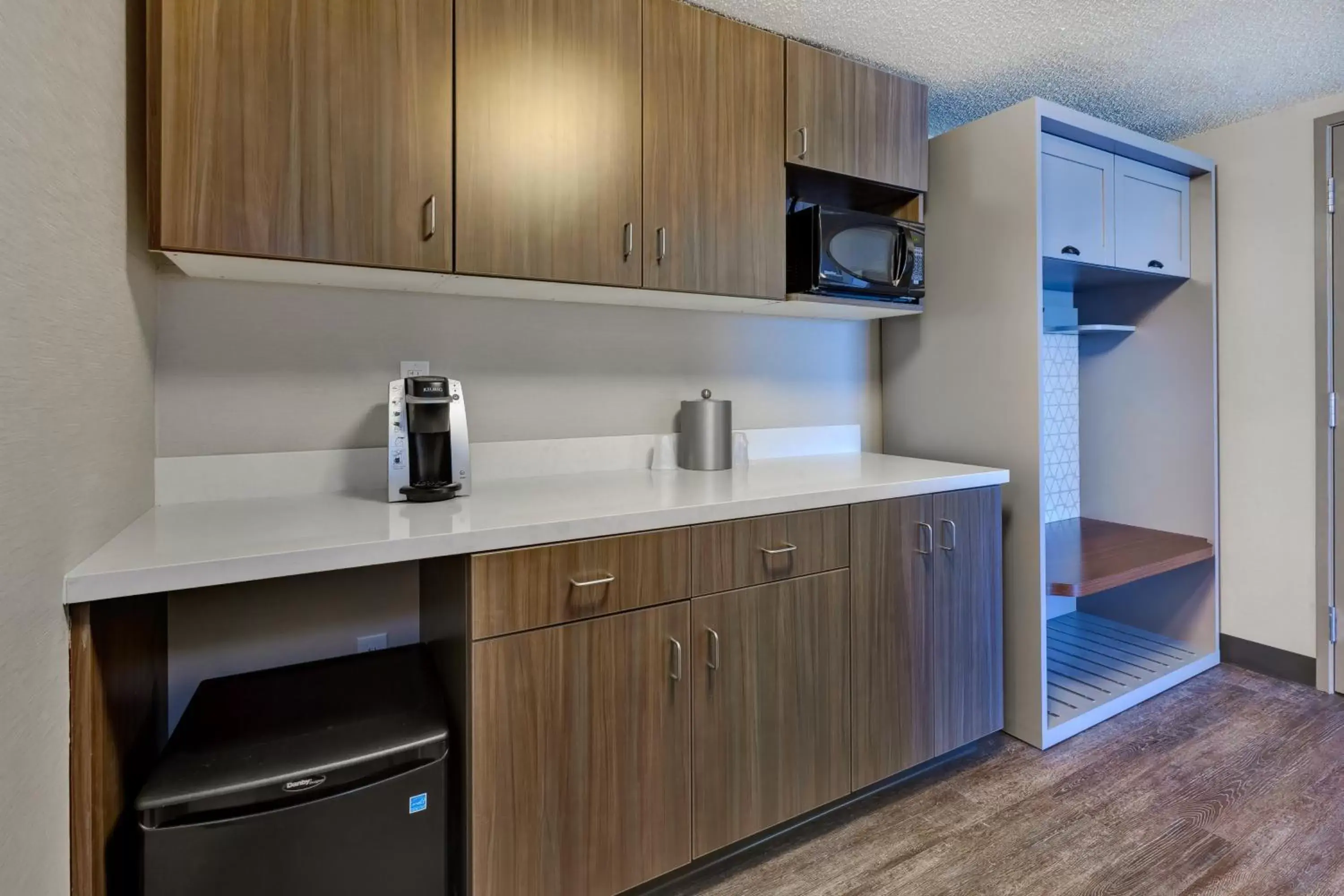 Photo of the whole room, Kitchen/Kitchenette in Holiday Inn Grand Rapids Downtown, an IHG Hotel