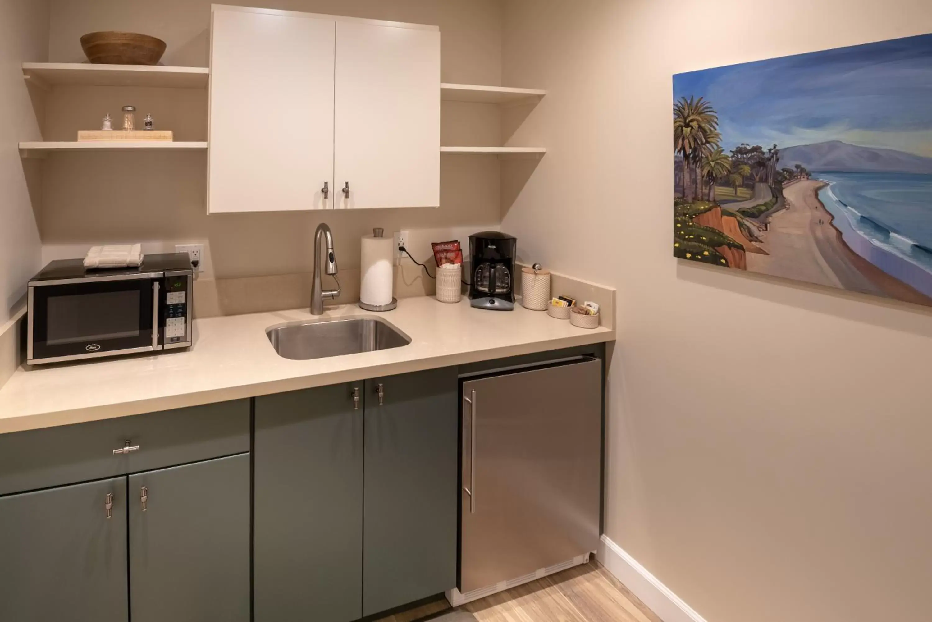 Coffee/tea facilities, Kitchen/Kitchenette in Harbor House Inn