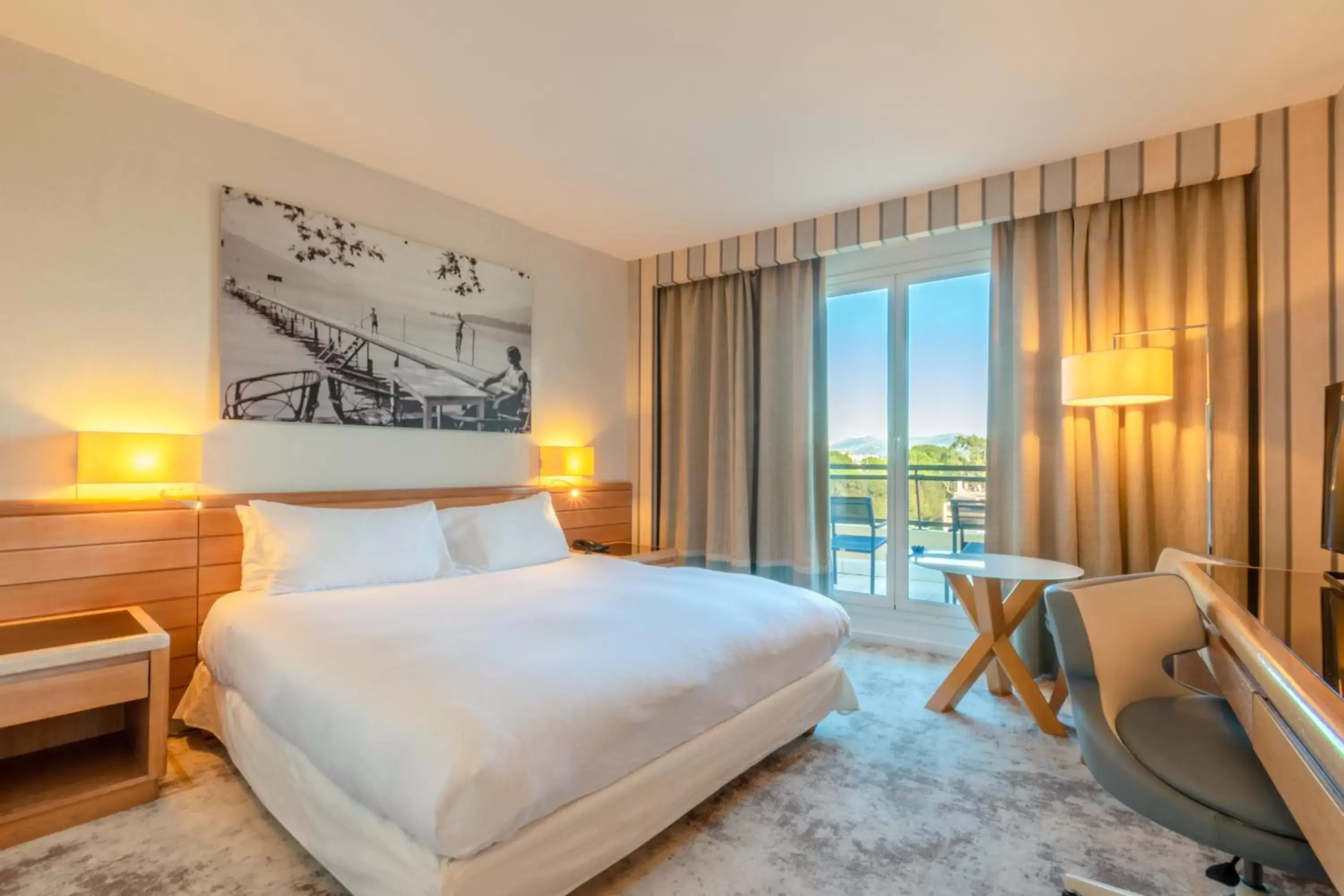 Bed in Holiday Inn Nice - Port St Laurent by IHG Bed in Holiday Inn Nice - Port St Laurent by IHG
