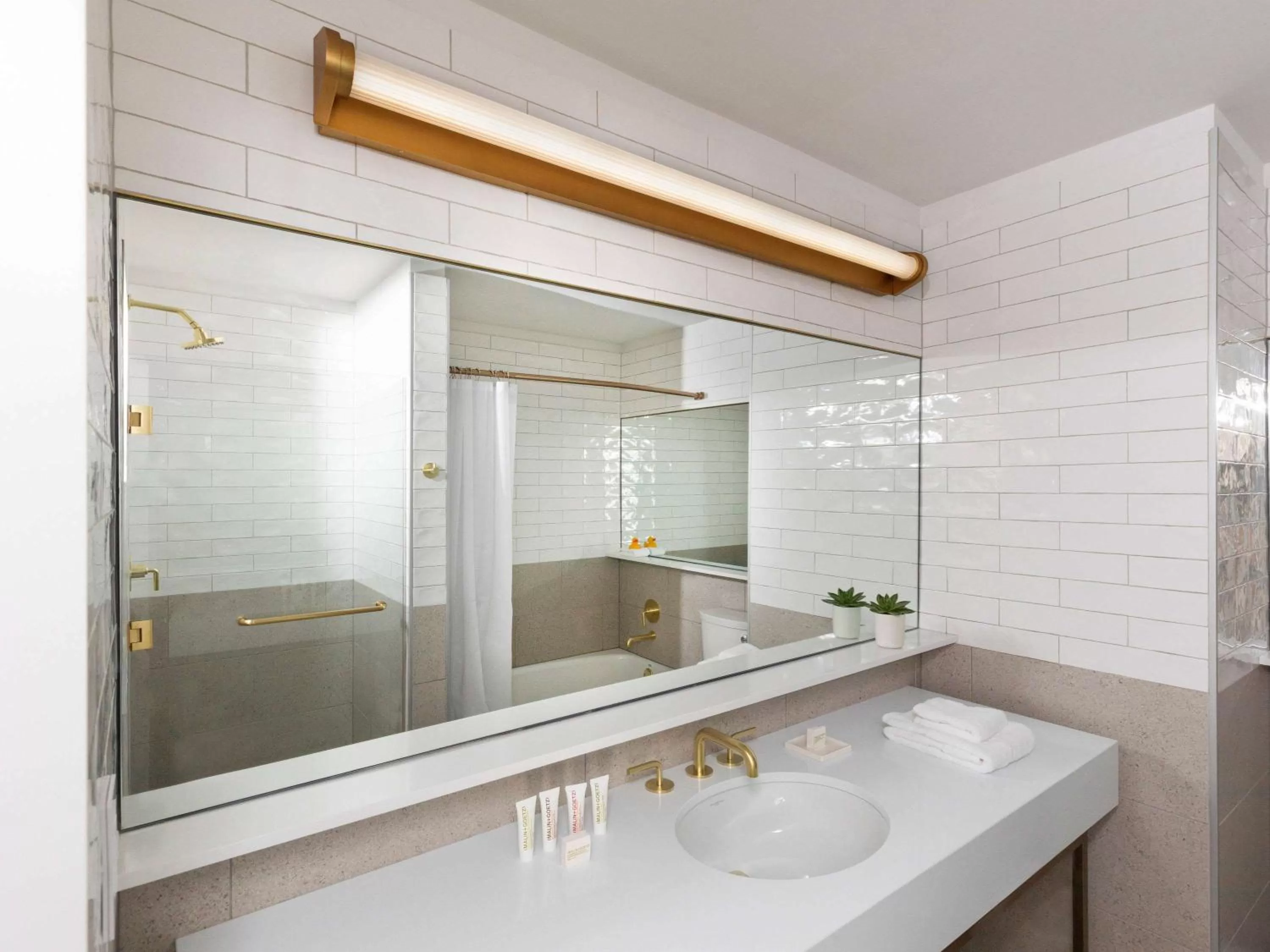 Photo of the whole room in 21c Museum Hotel Chicago