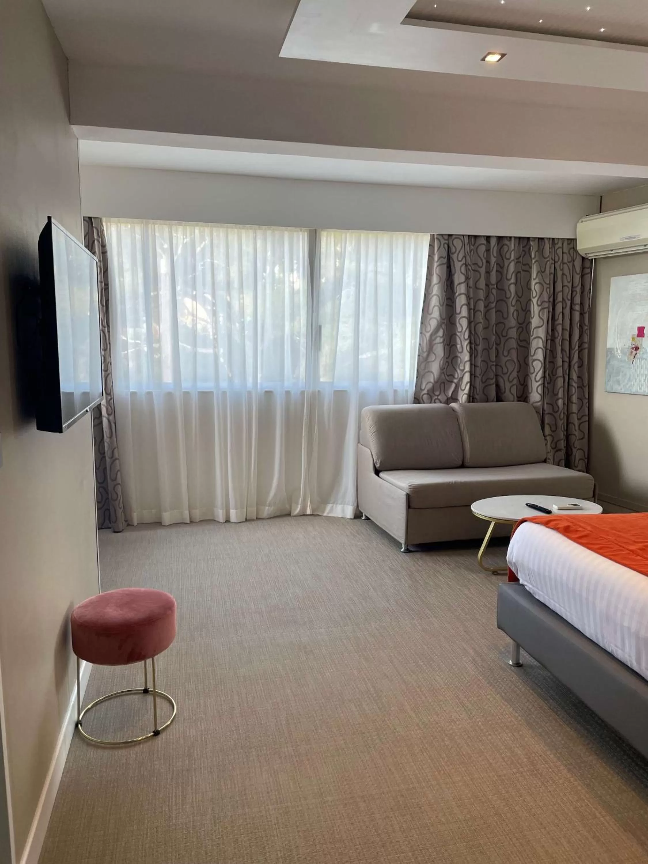 Bedroom, Bed in Best Western Plus Hôtel la Rade