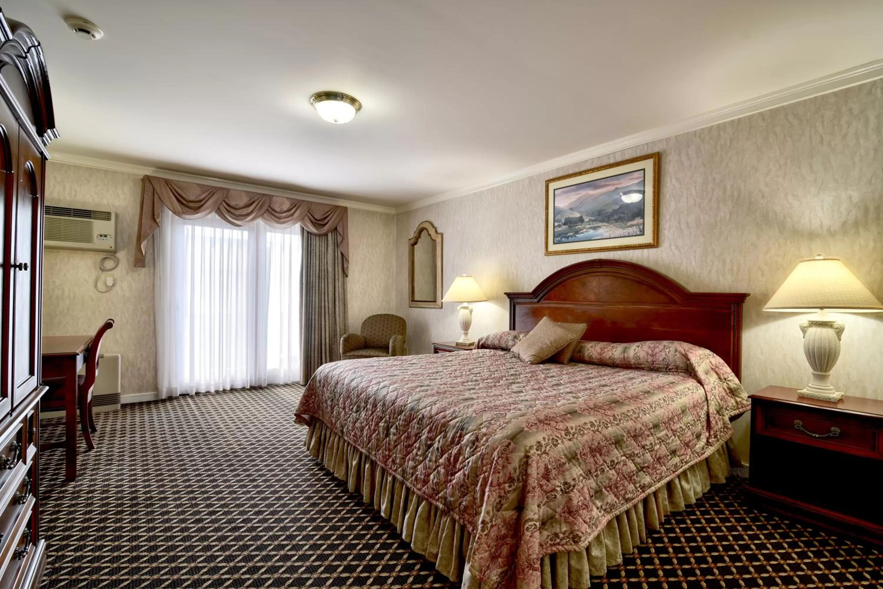 Bed in Roosevelt Inn & Suites Saratoga Springs