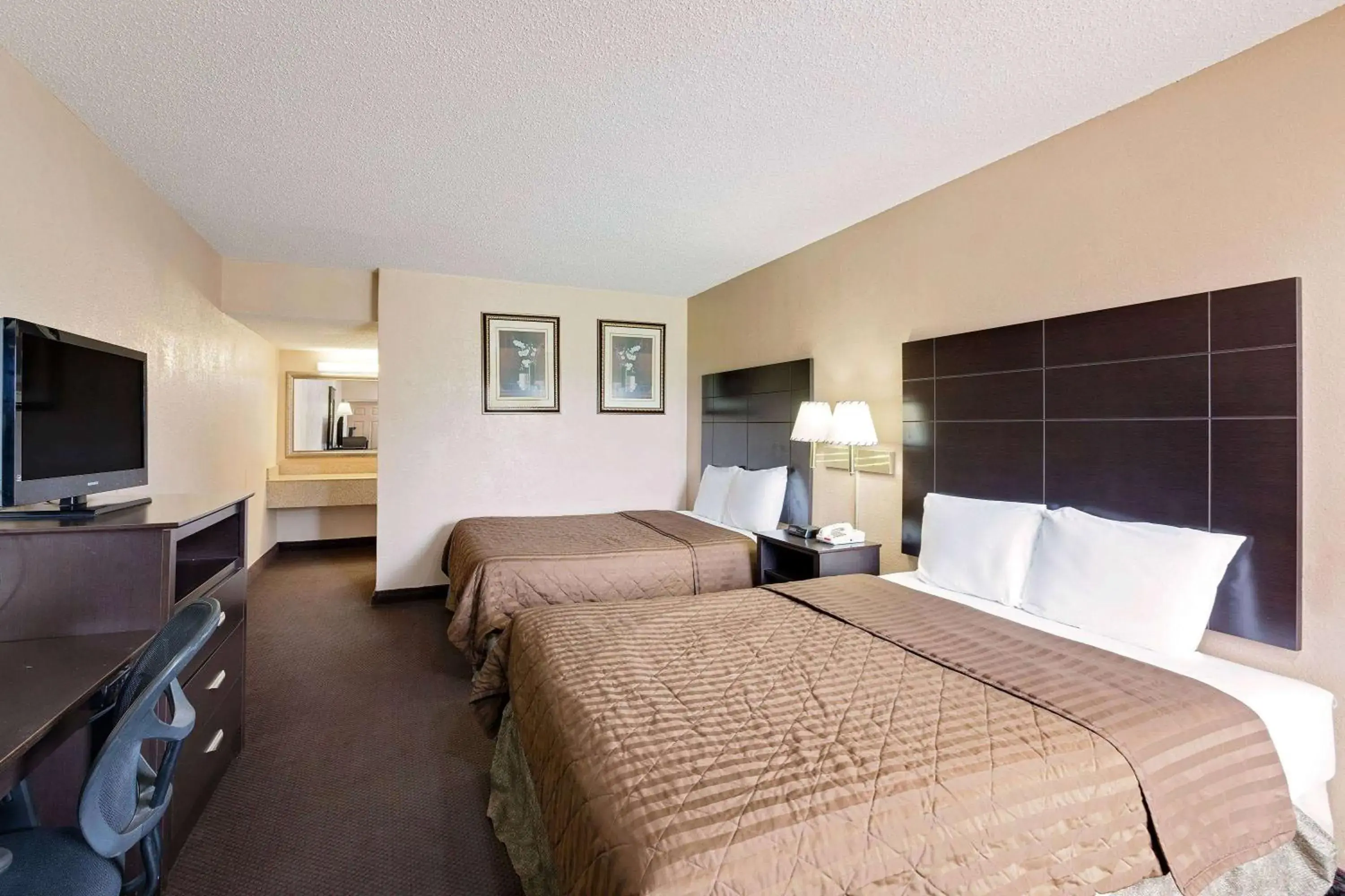 Photo of the whole room, Bed in Travelodge by Wyndham Ozona