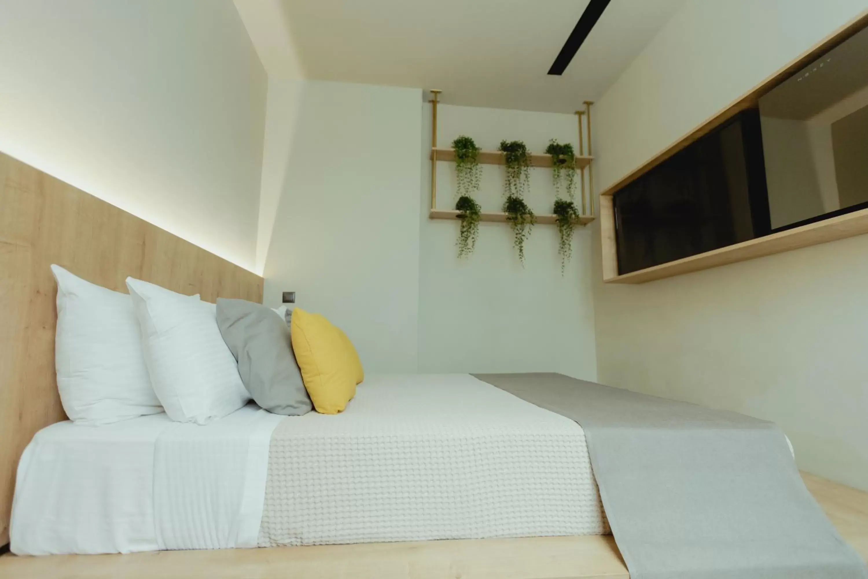 Bedroom, Bed in Metis Urbane Living Spaces