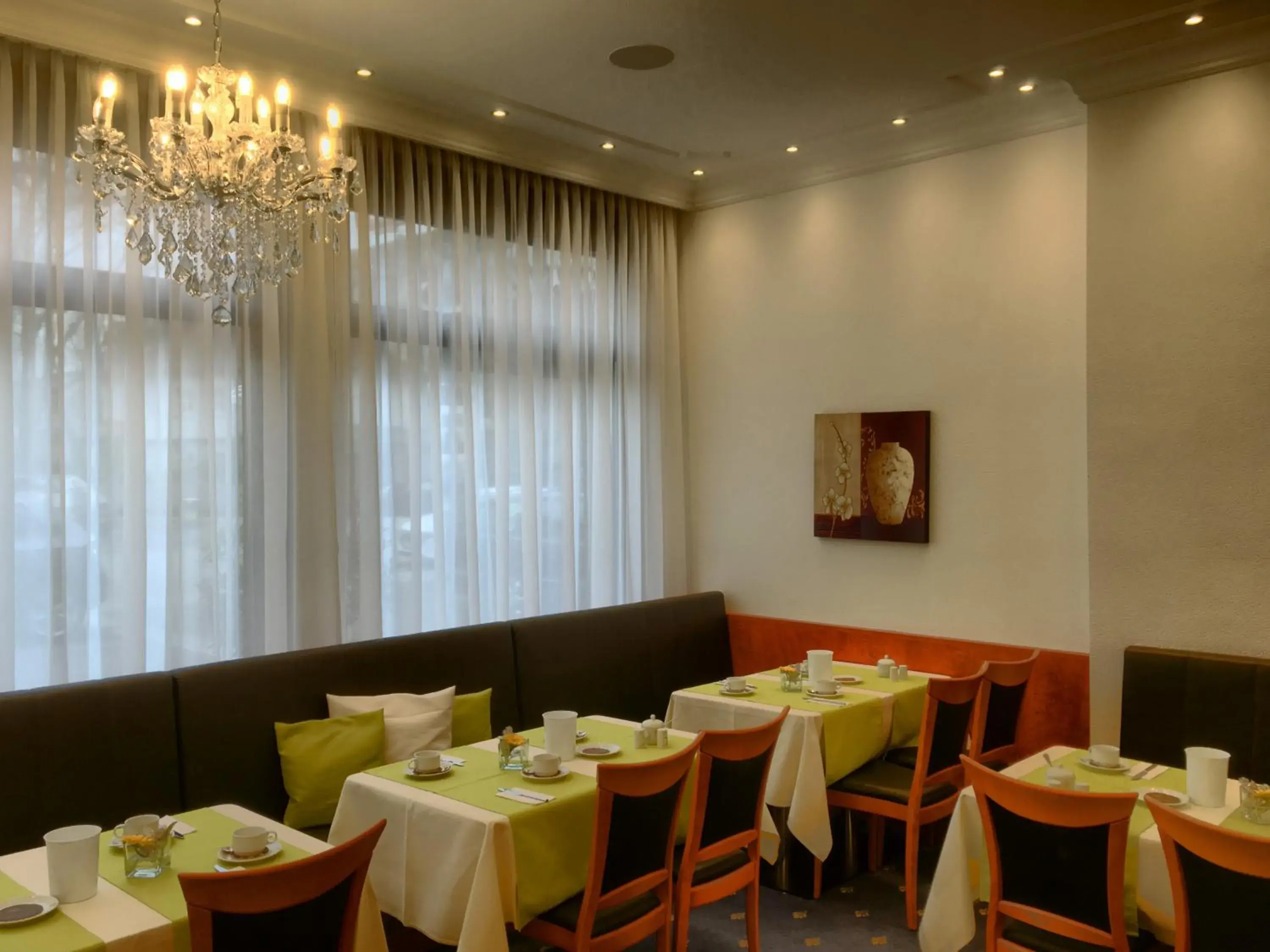 Restaurant/Places to Eat in Hotel Hansa