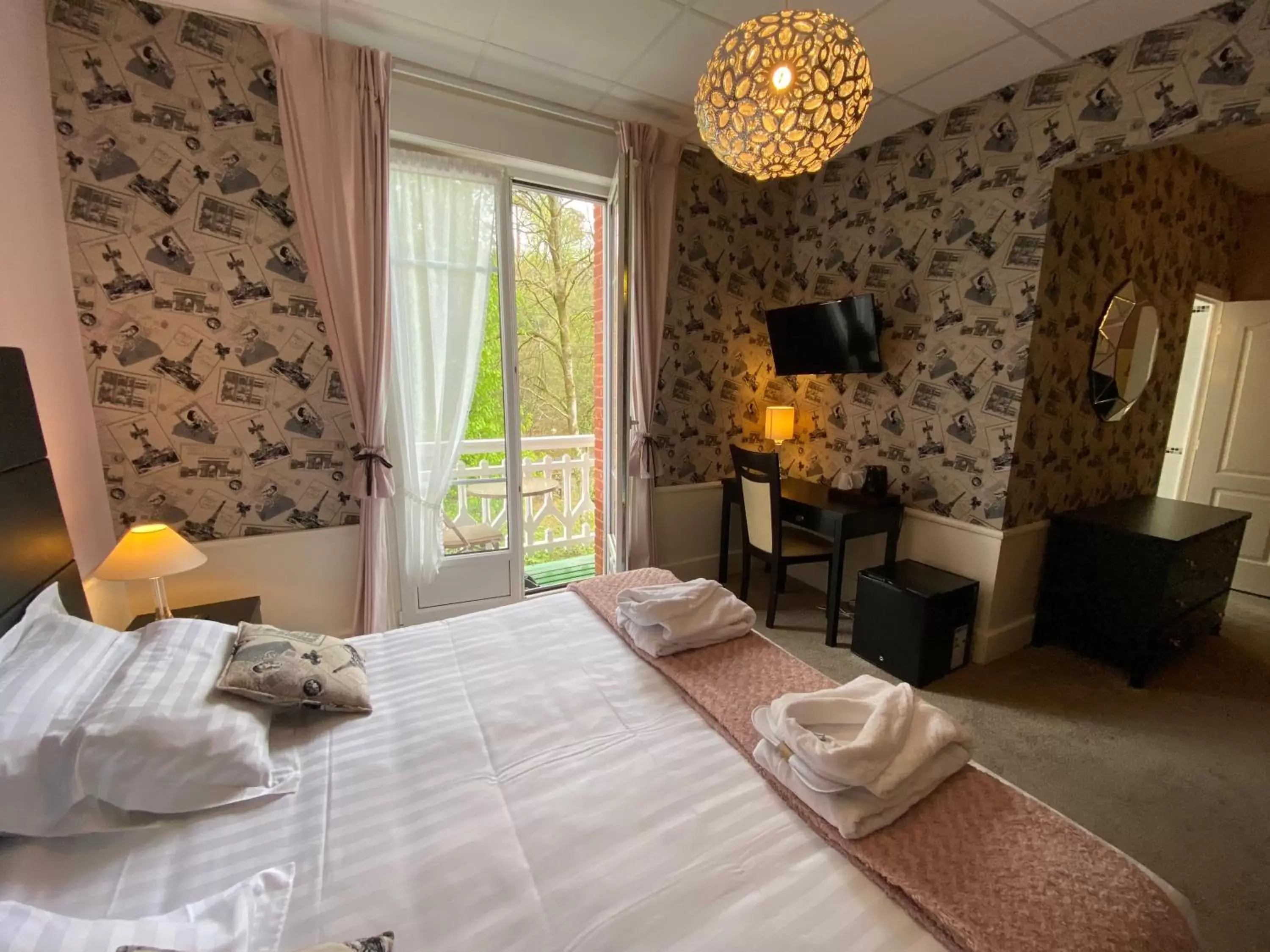 Shower, Bed in BRIT HOTEL & SPA Le Roc au Chien