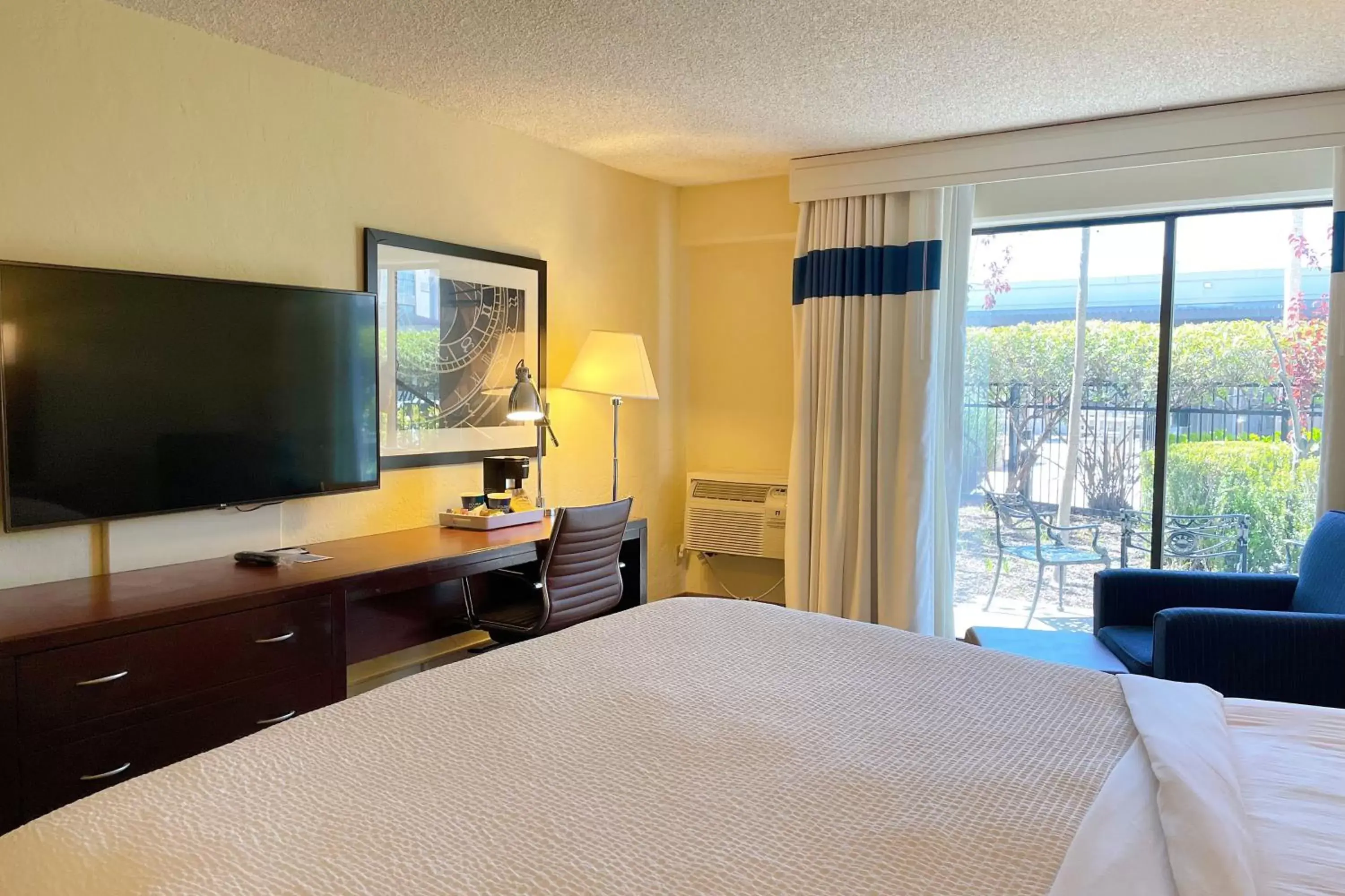 Photo of the whole room, Bed in Four Points by Sheraton San Rafael Marin County