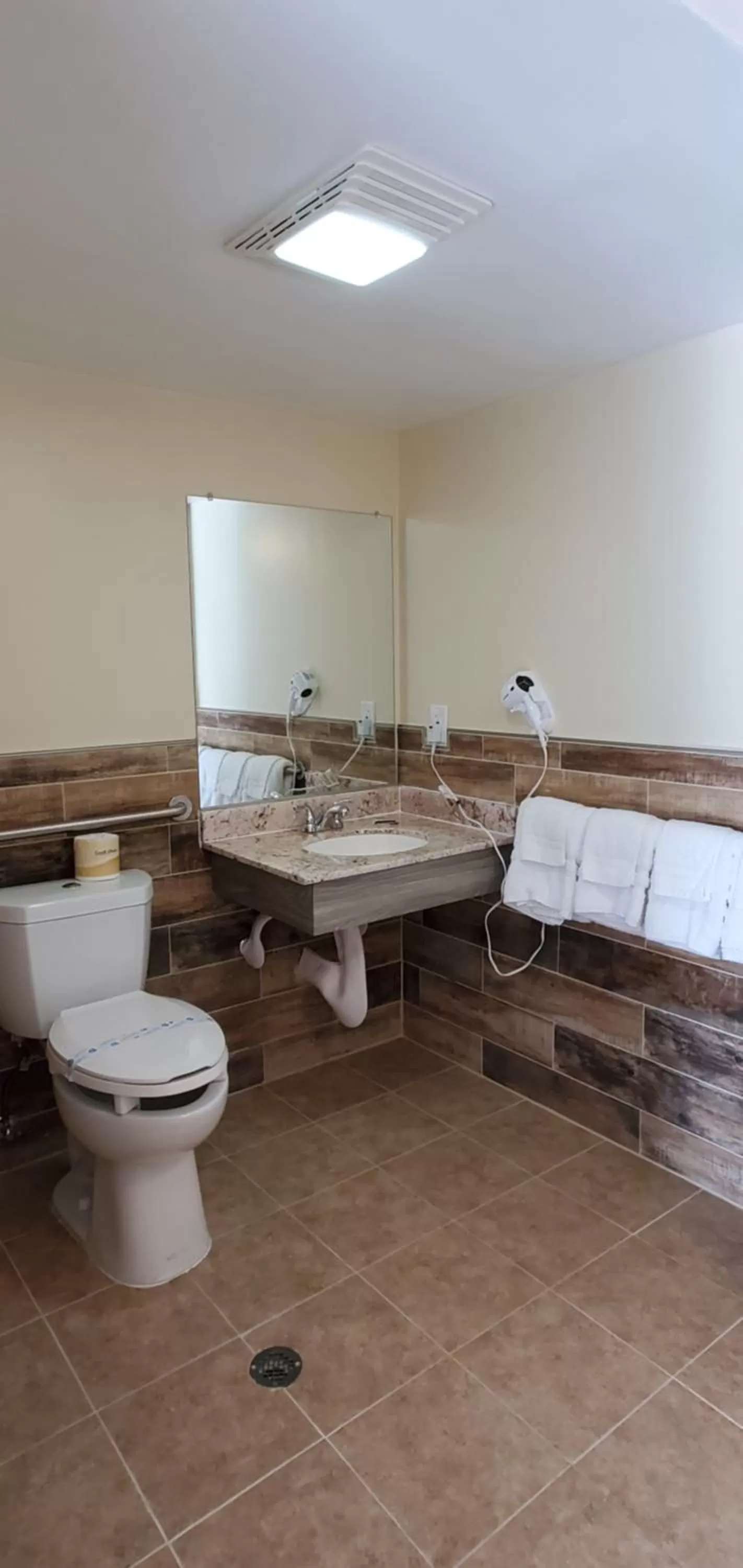 Toilet in Anaheim National Inn