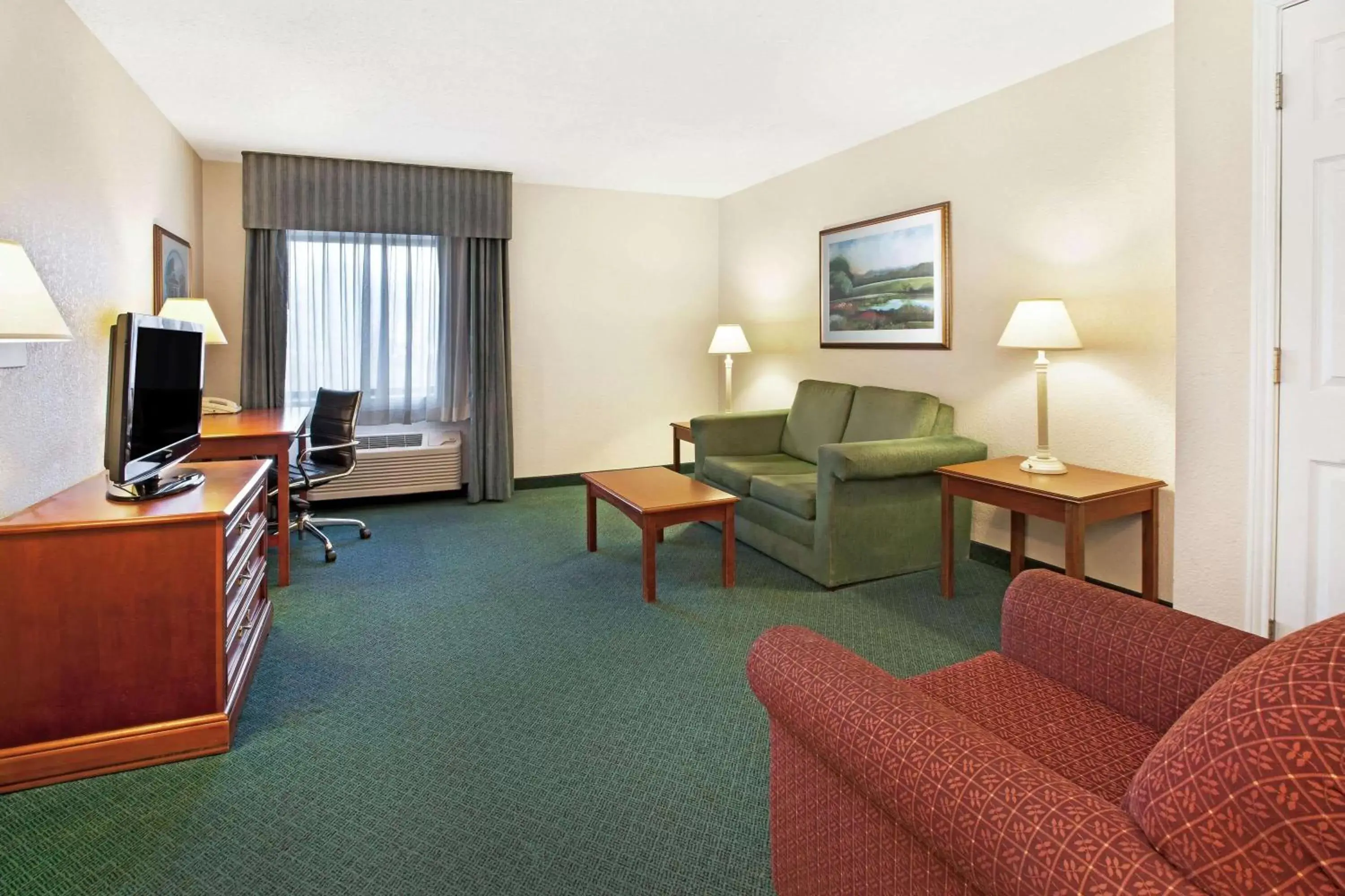 Photo of the whole room, Seating Area in La Quinta Inn by Wyndham Detroit Canton