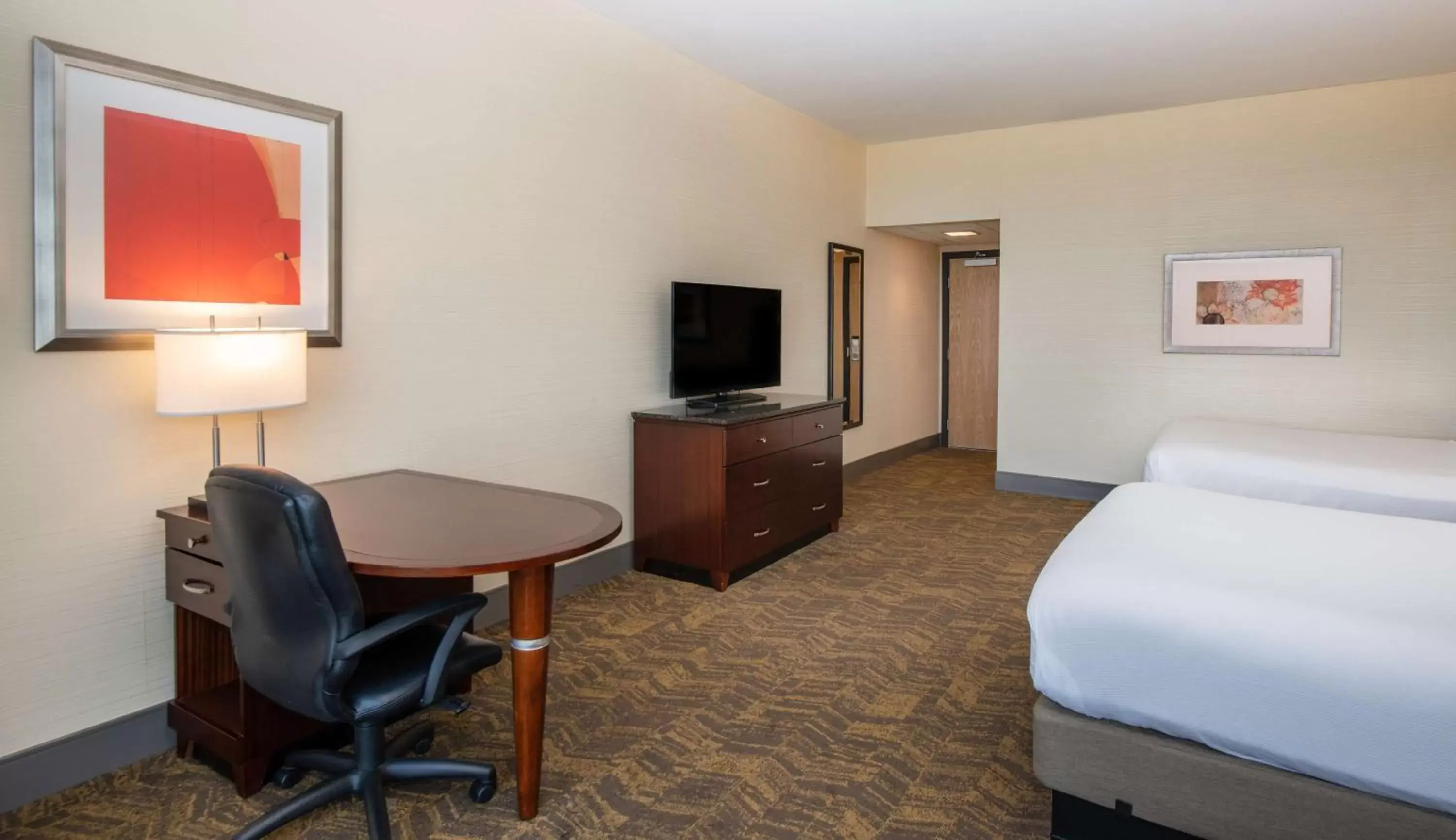 Bed, TV/Entertainment Center in DoubleTree by Hilton Portland
