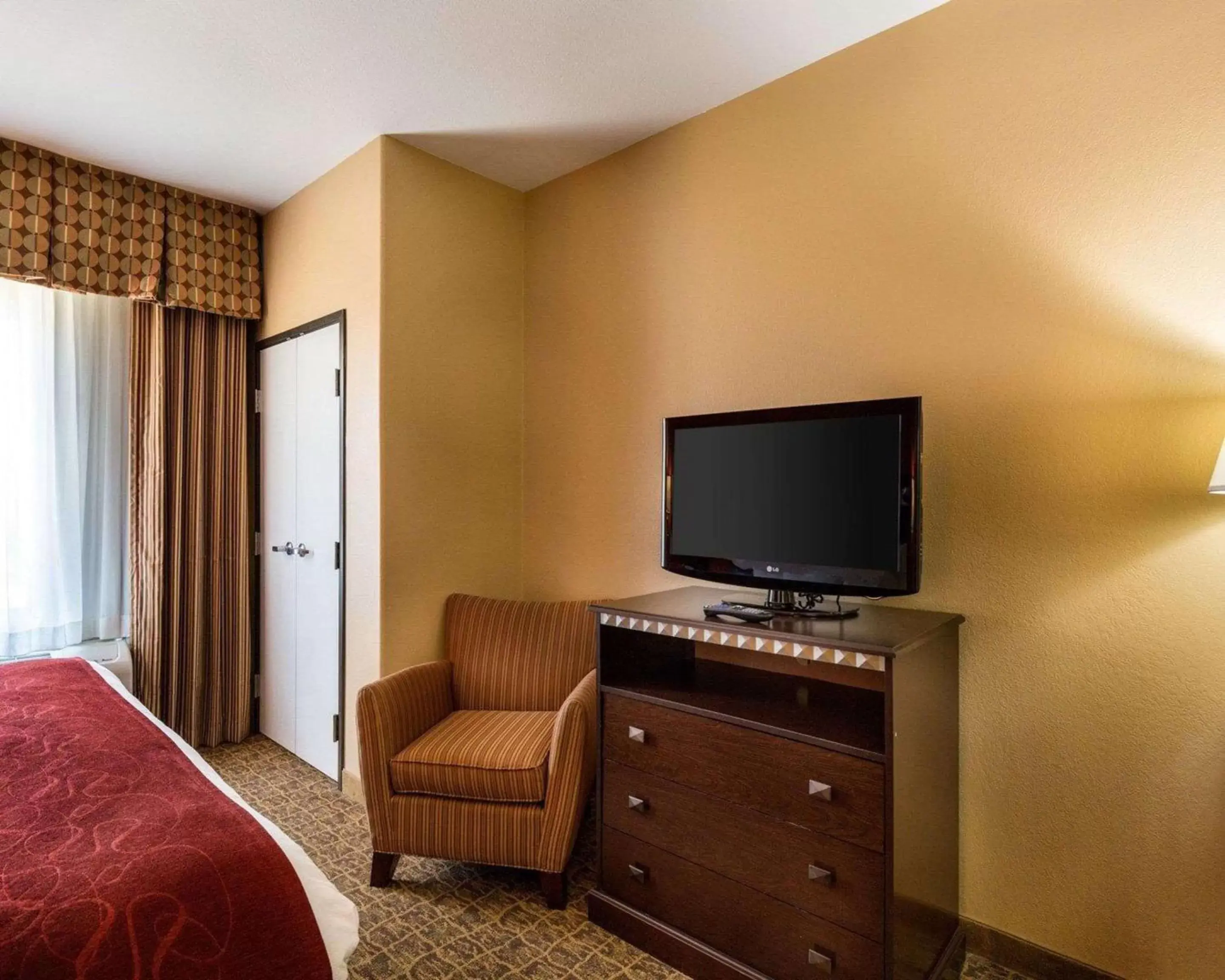 Photo of the whole room, TV/Entertainment Center in Hotel Pearland