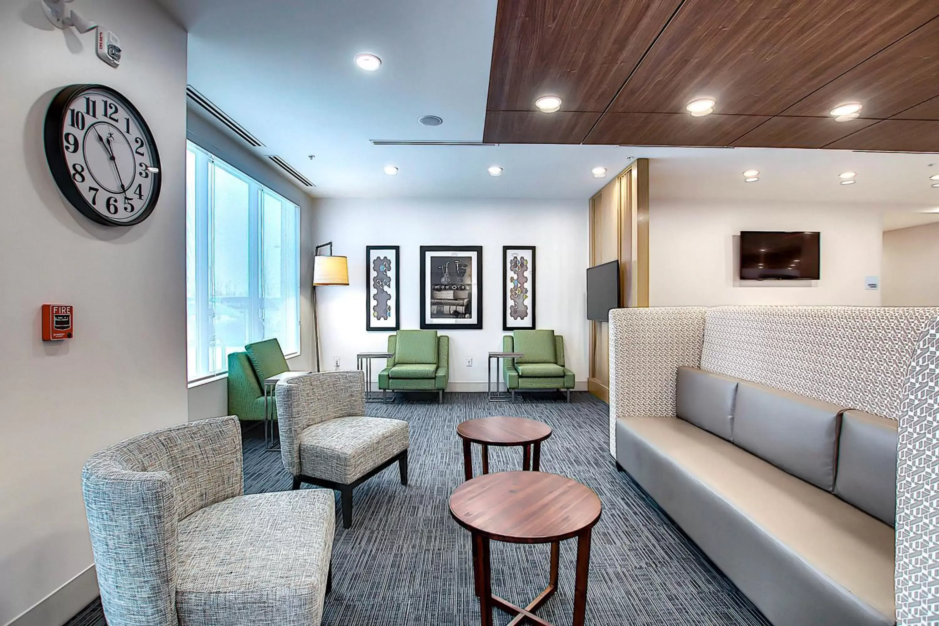 Property building, Lounge/Bar in Holiday Inn Express & Suites - Calgary Airport Trail NE, an IHG Hotel