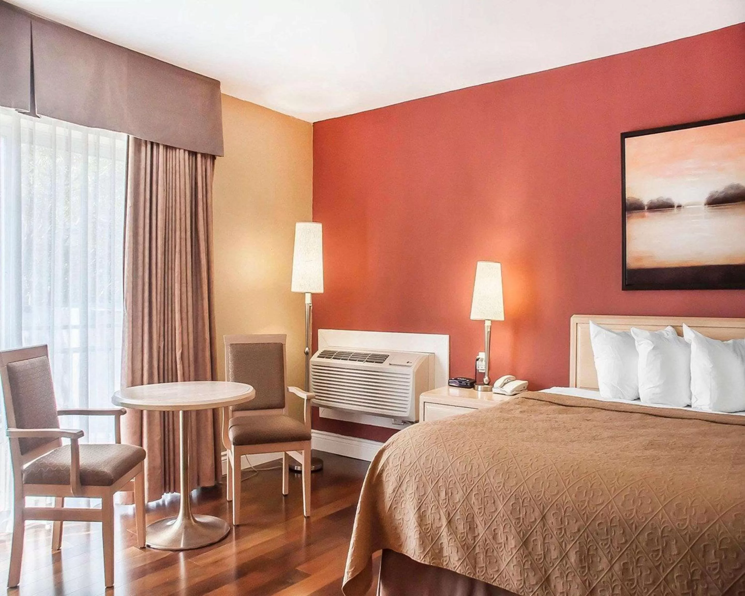 Photo of the whole room, Bed in Quality Hotel Fallsview Cascade