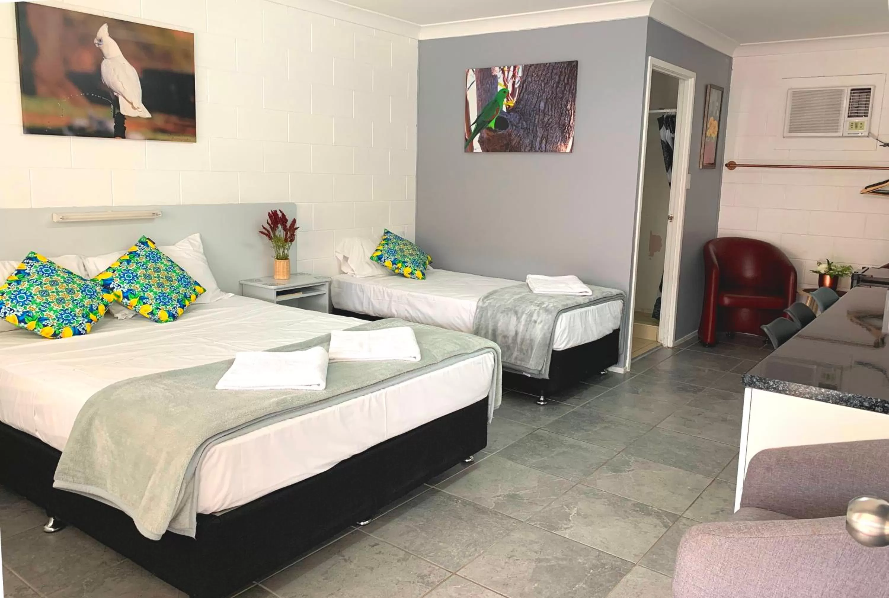 Photo of the whole room, Bed in Spanish Lace Motor Inn