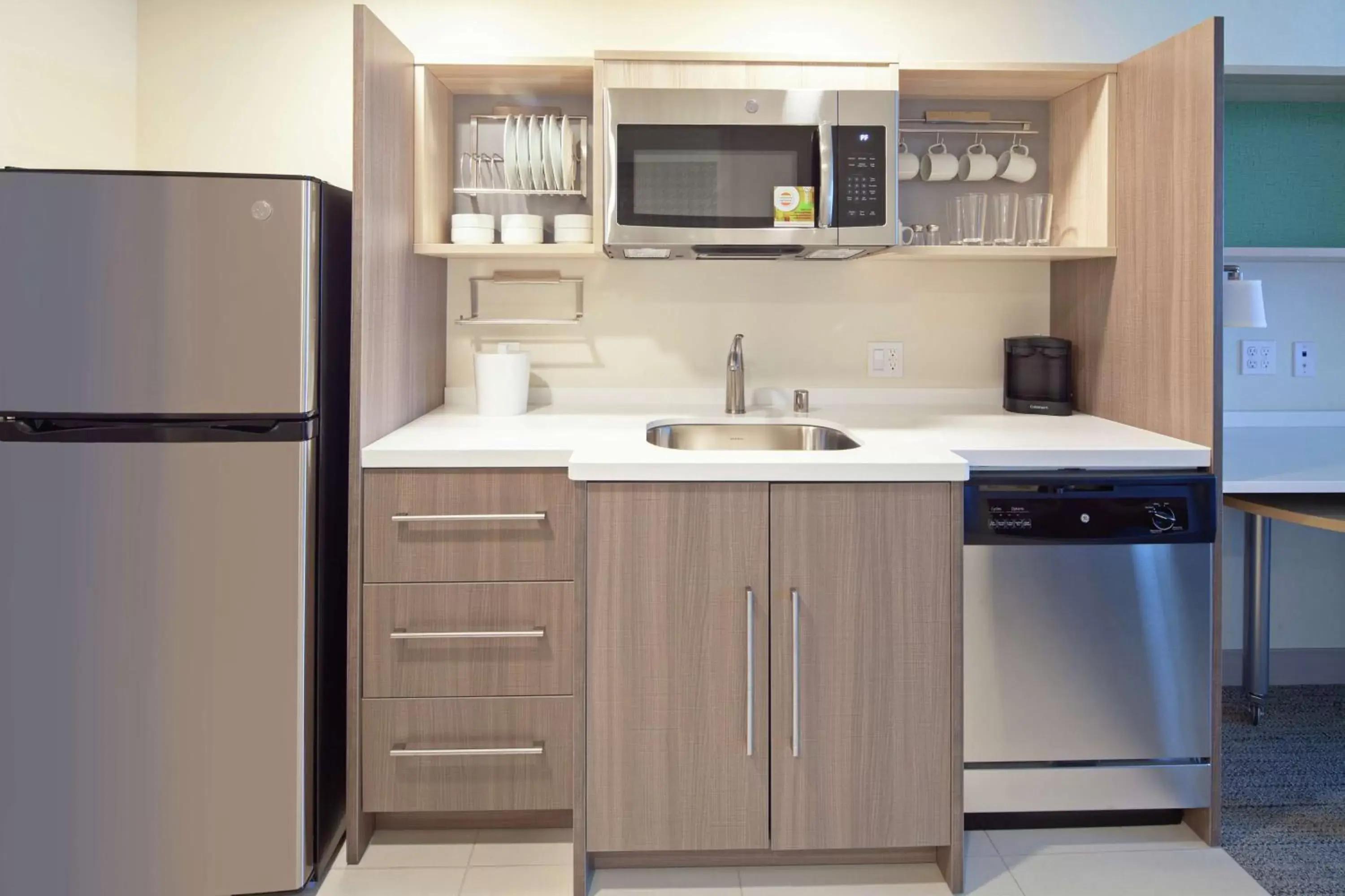 Kitchen or kitchenette, Kitchen/Kitchenette in Home2 Suites By Hilton Alameda Oakland Airport