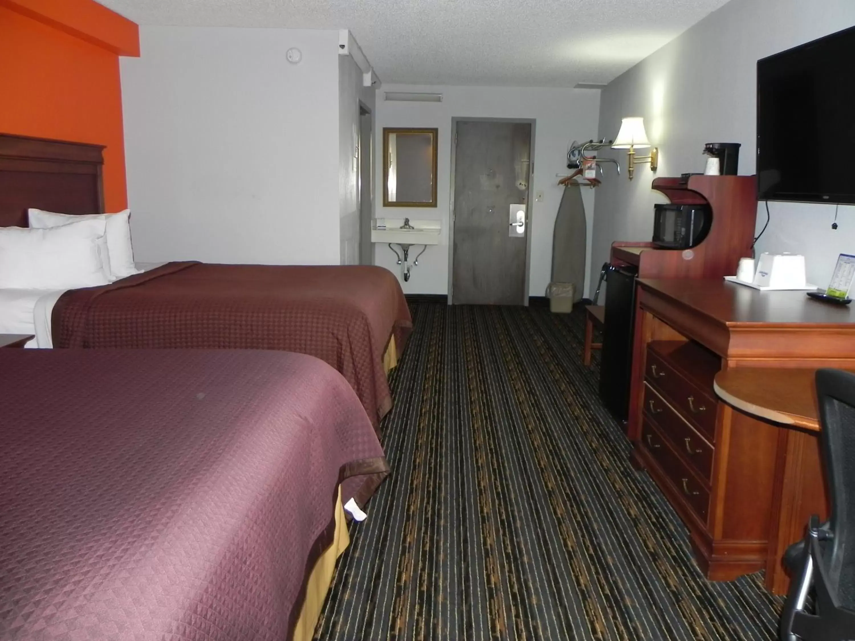 Photo of the whole room, Bed in Howard Johnson by Wyndham Lexington