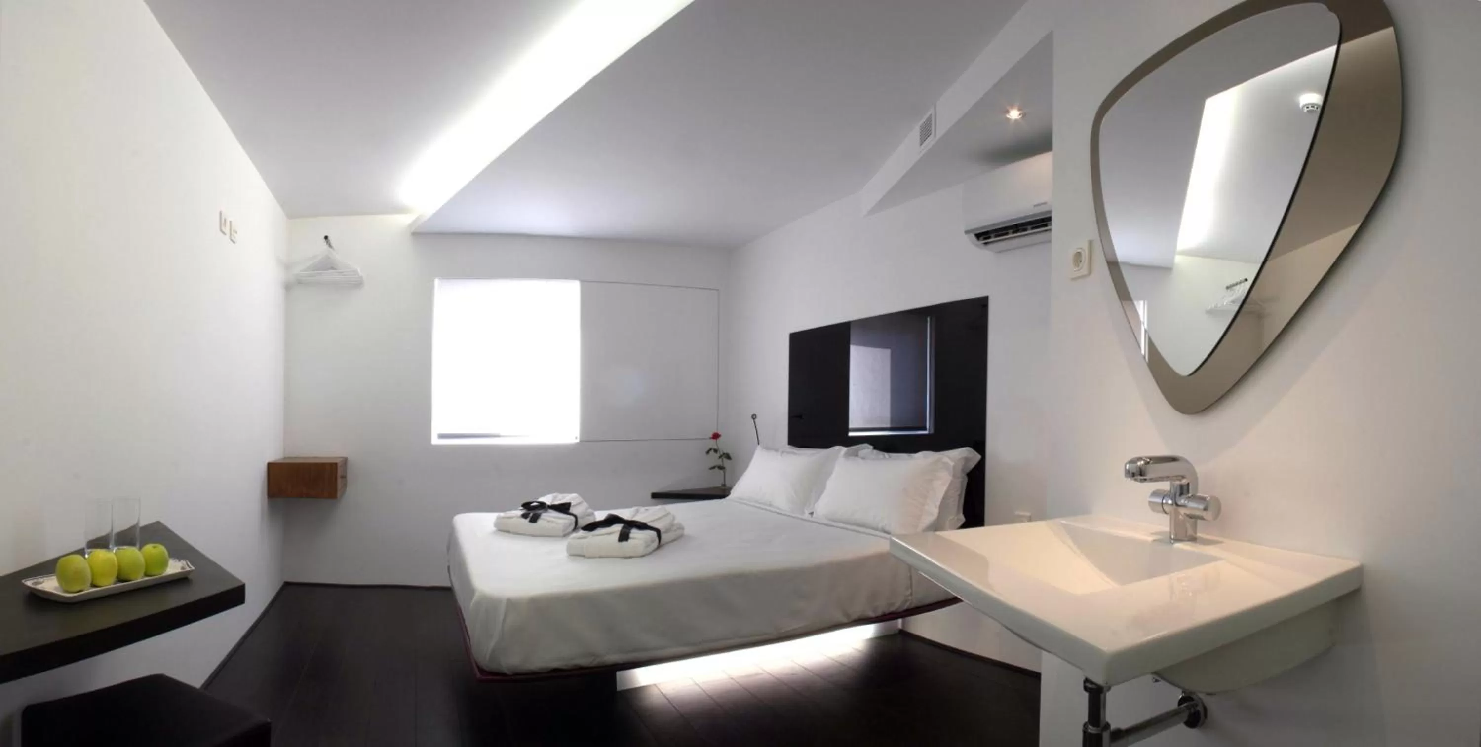 Photo of the whole room, Bed in Absoluto Design Hotel