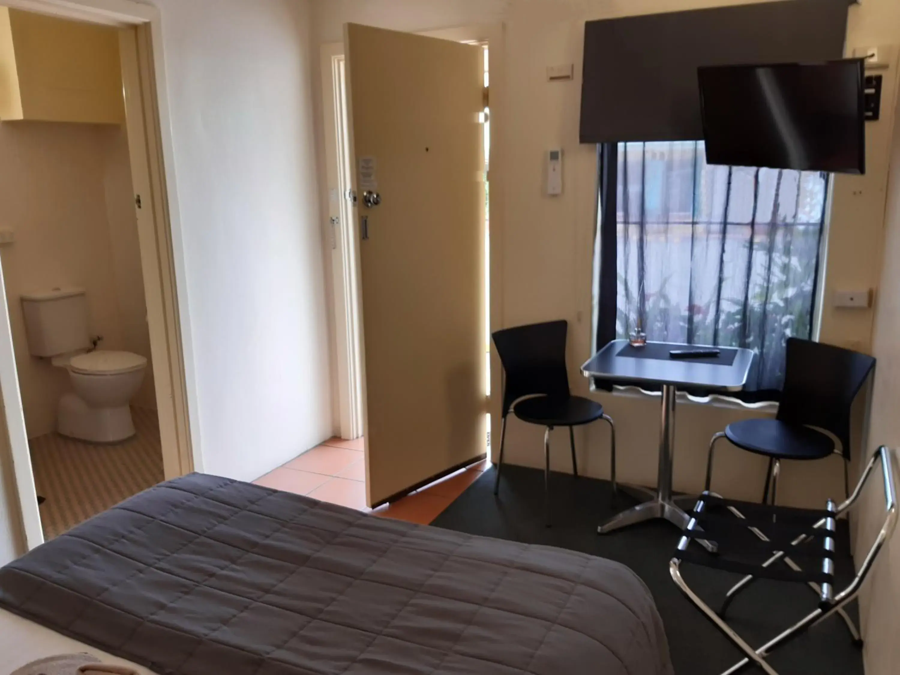 Photo of the whole room, TV/Entertainment Center in Inverell Motel