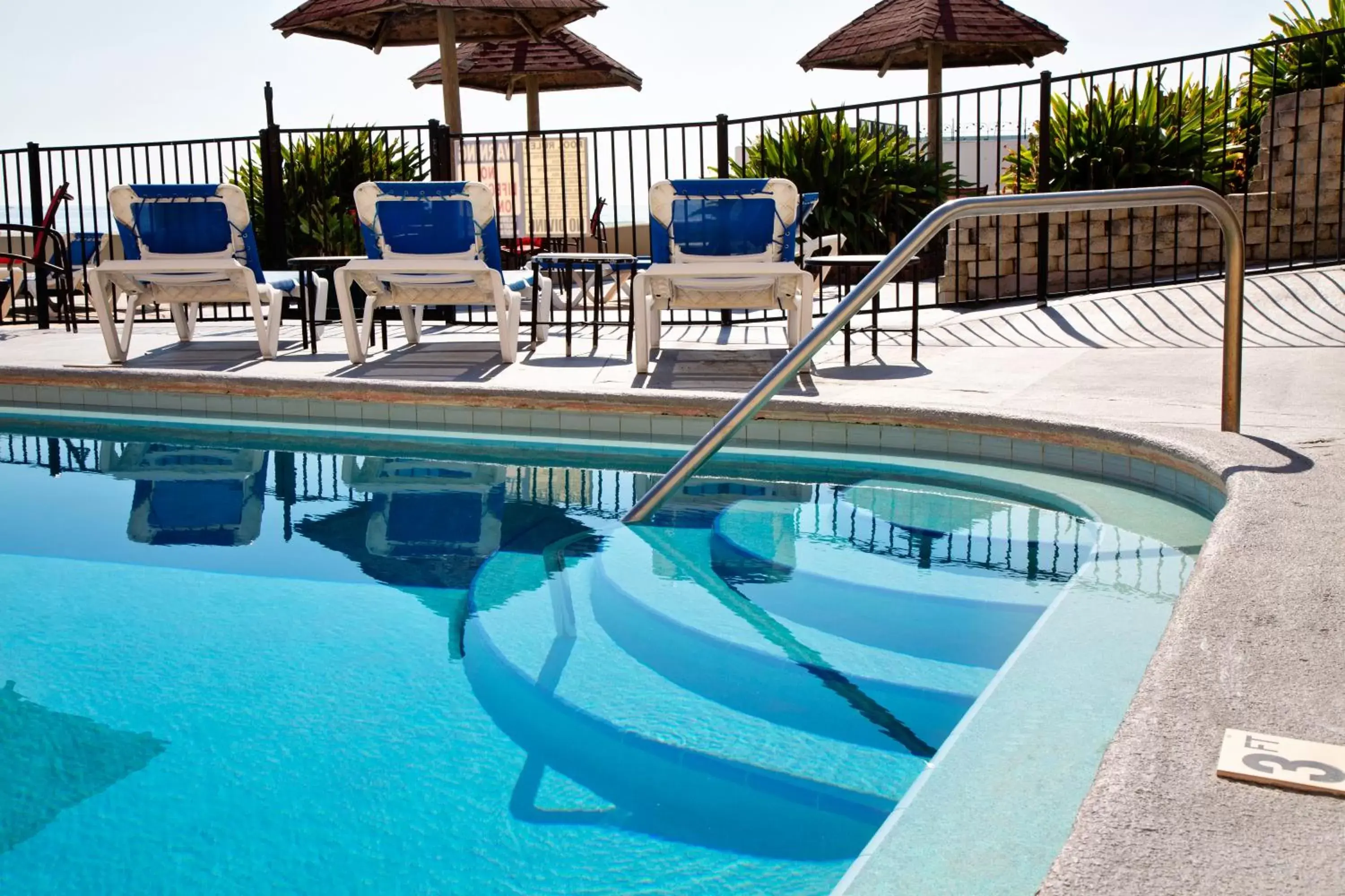 Swimming Pool in Daytona Dream Inn By AmeriVu