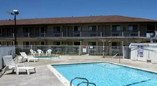 Swimming pool, Property Building in Premier Inns Concord