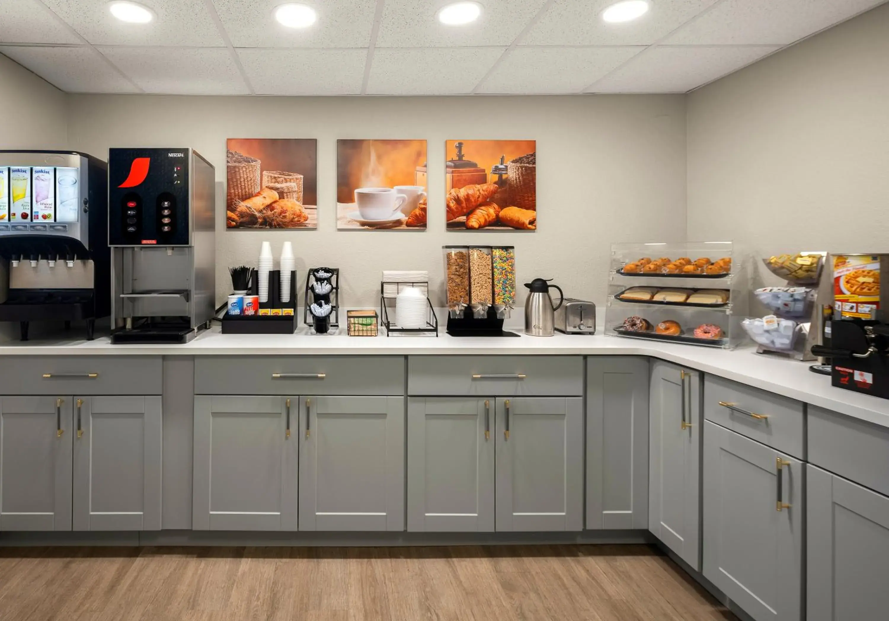 Continental breakfast, Kitchen/Kitchenette in Magnuson Hotel Detroit Airport