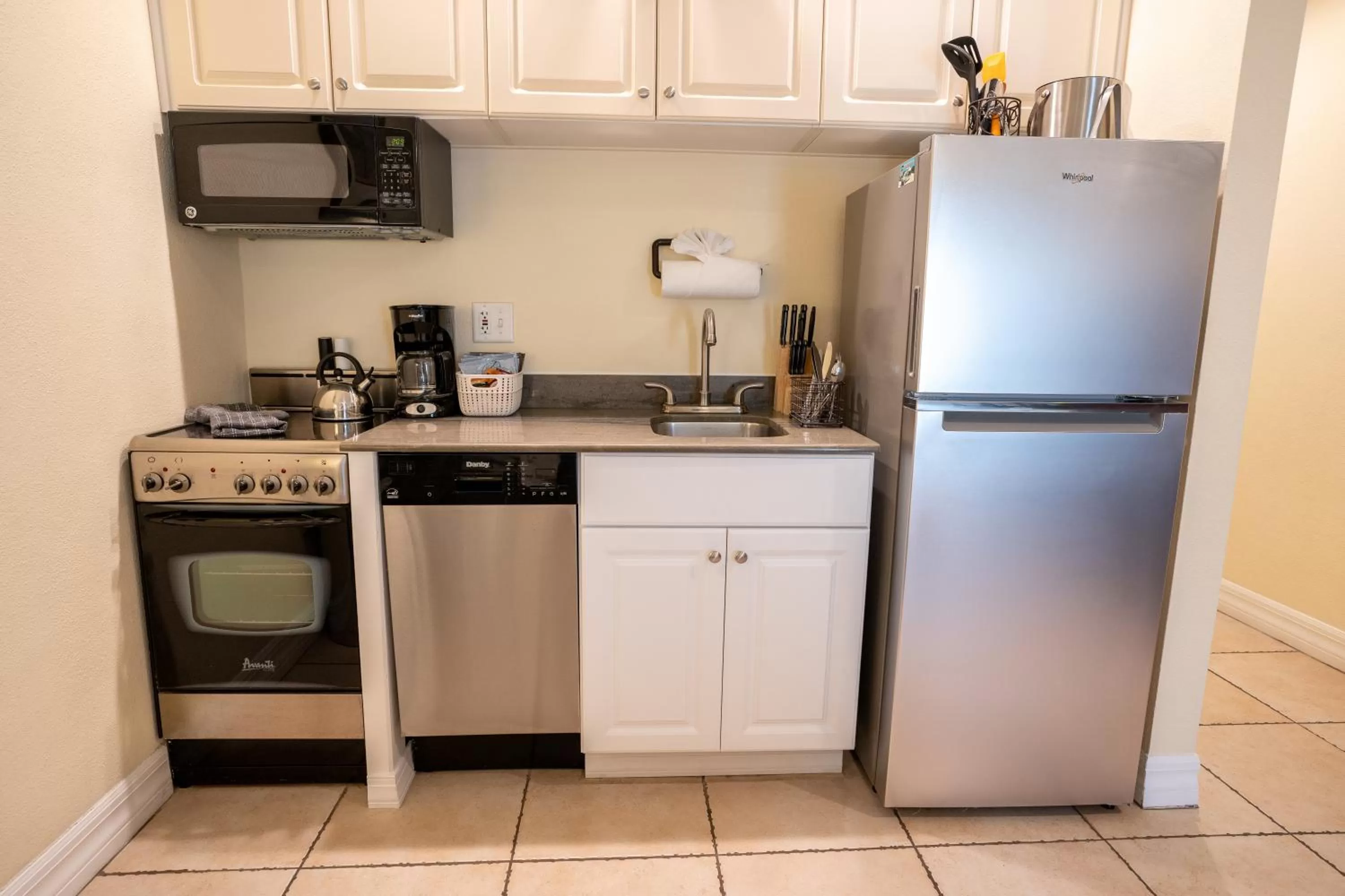 Kitchen or kitchenette in The Capri at Siesta