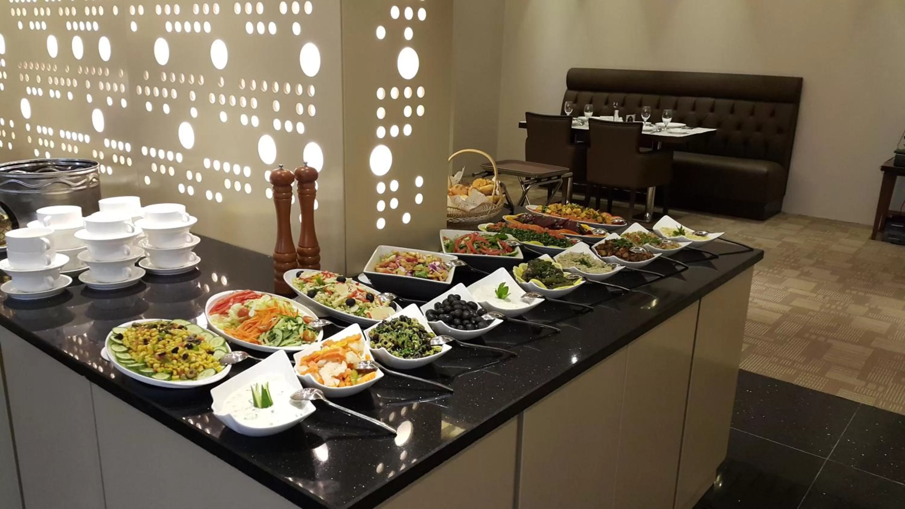 Restaurant/places to eat in Western Lamar Hotel