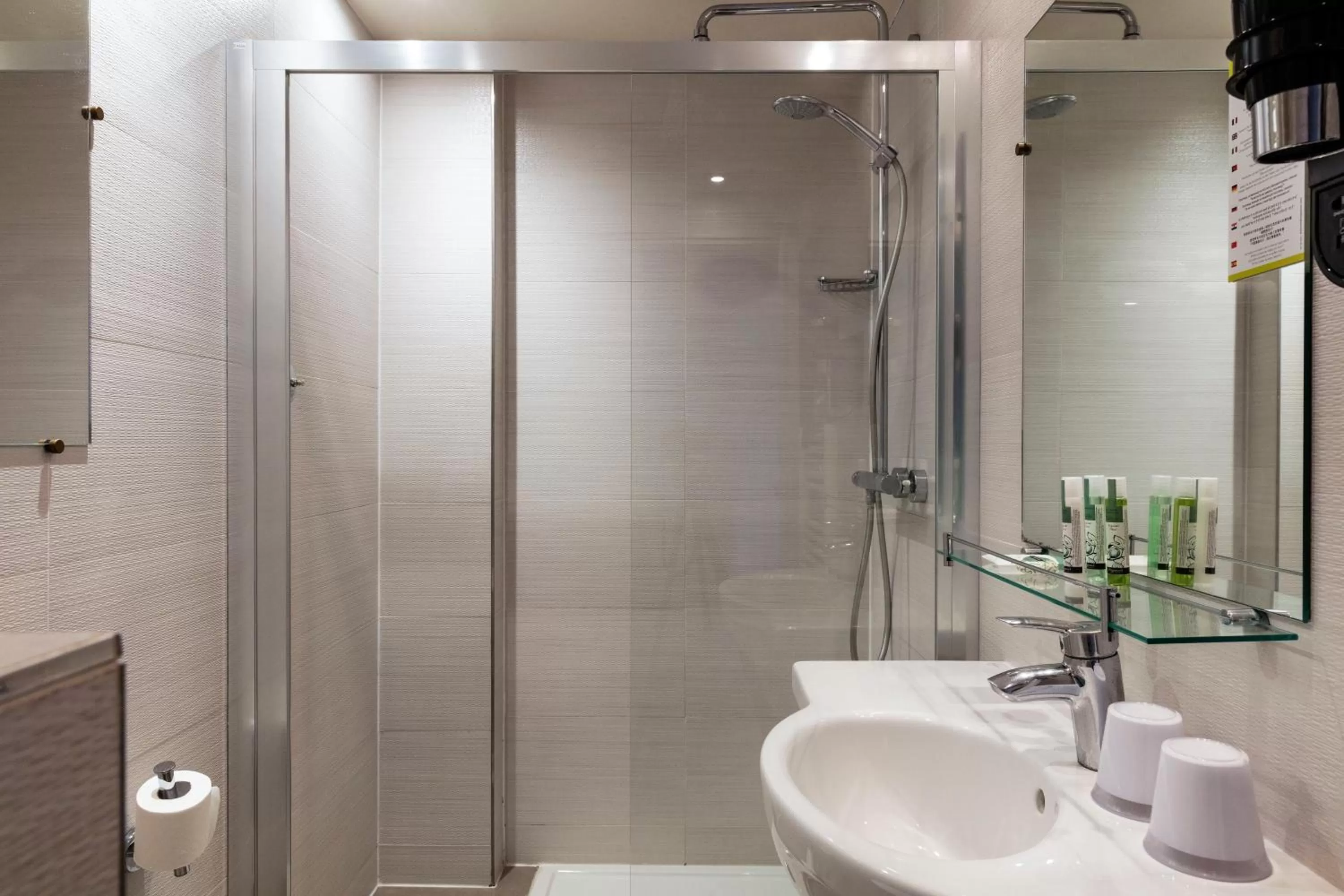 Bathroom in Hotel Berne Opera