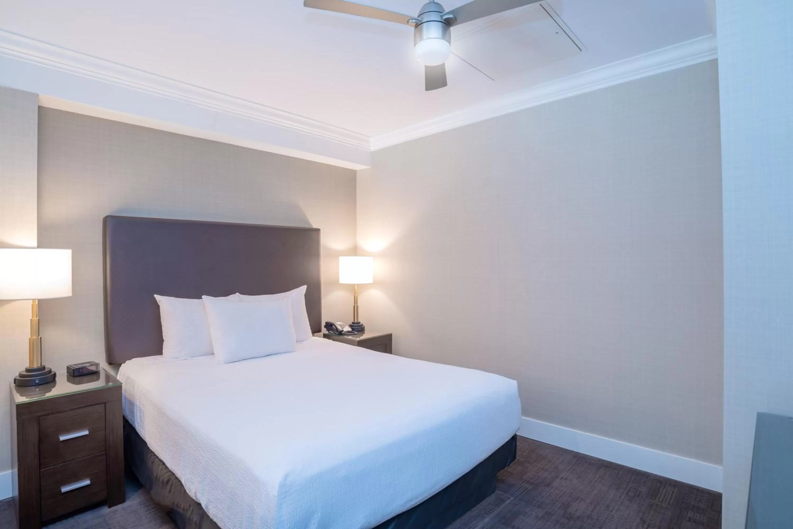 Photo of the whole room, Bed in Sandman Hotel Oakville