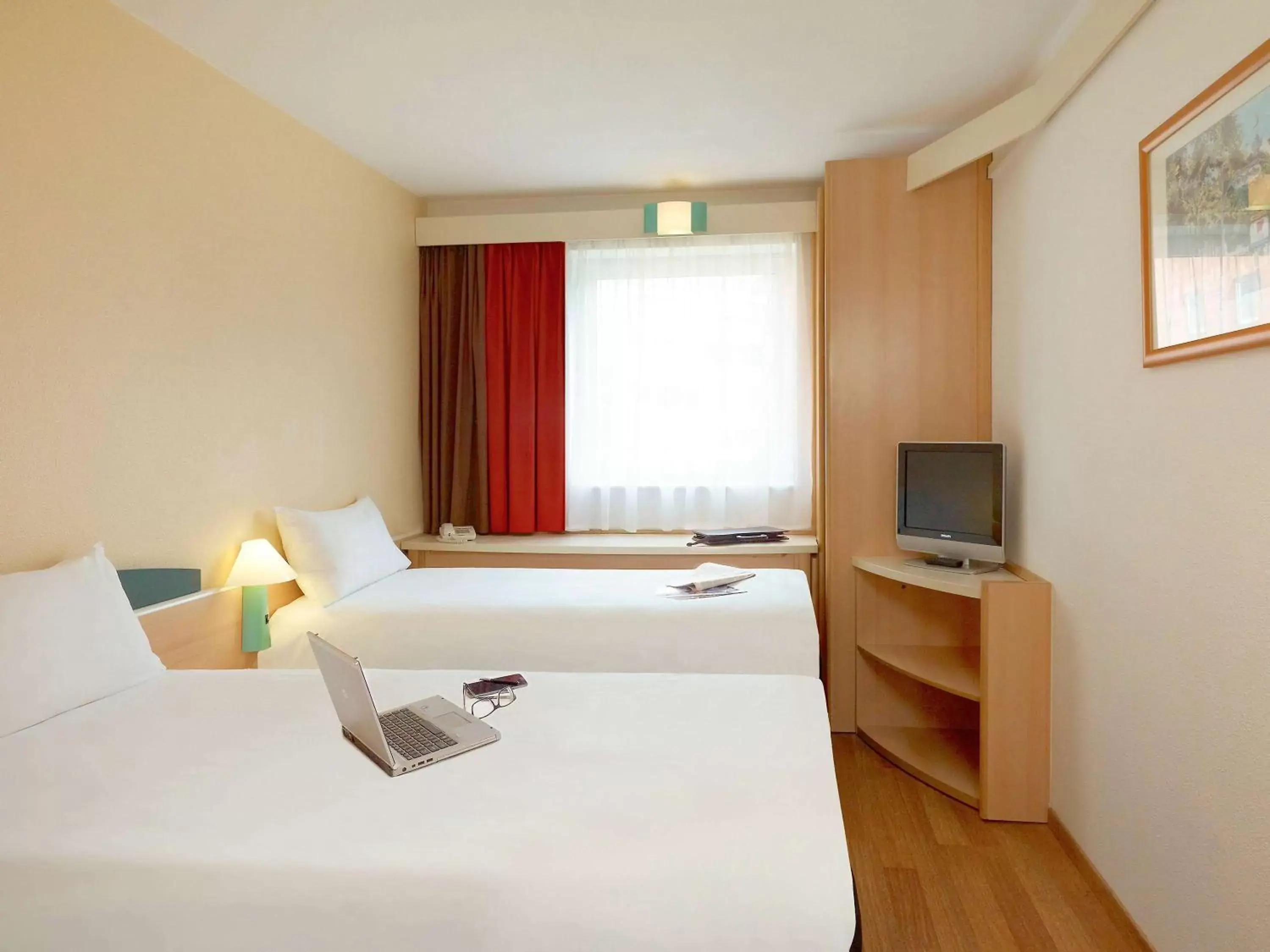 Photo of the whole room, Bed in Ibis Poznan Stare Miasto