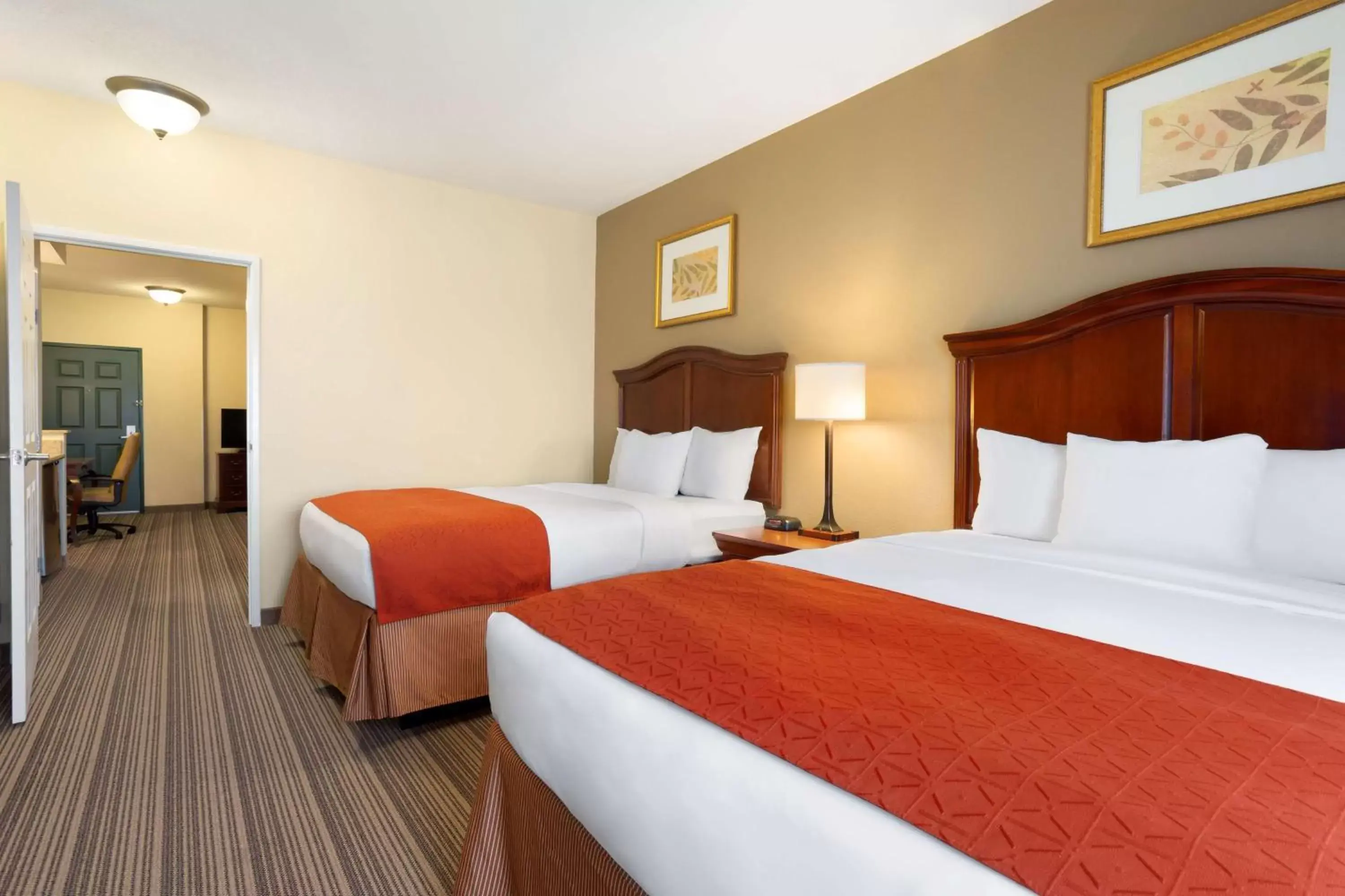 Photo of the whole room, Bed in Country Inn & Suites by Radisson, Columbia, MO