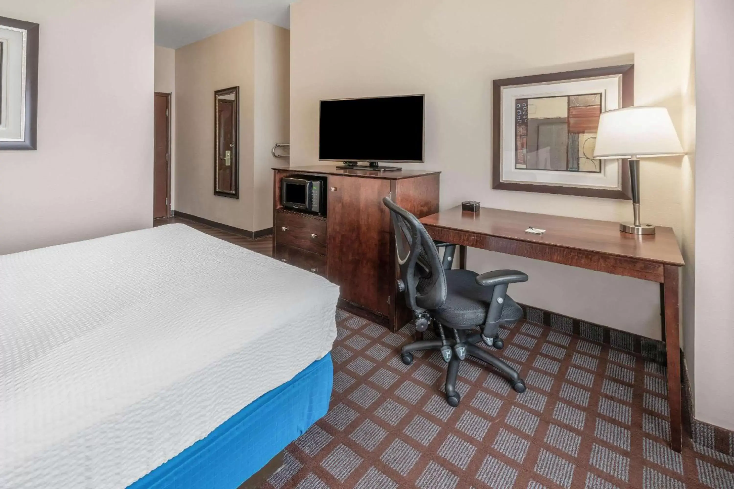 Photo of the whole room, Bed in La Quinta by Wyndham Bozeman Photo of the whole room, Bed in La Quinta by Wyndham Bozeman