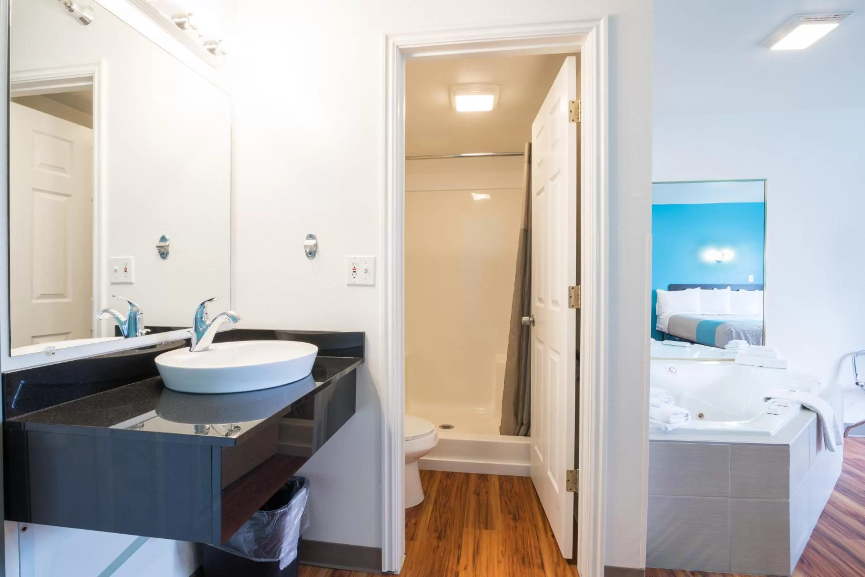 Shower, Bed in Motel 6-Rigby, ID